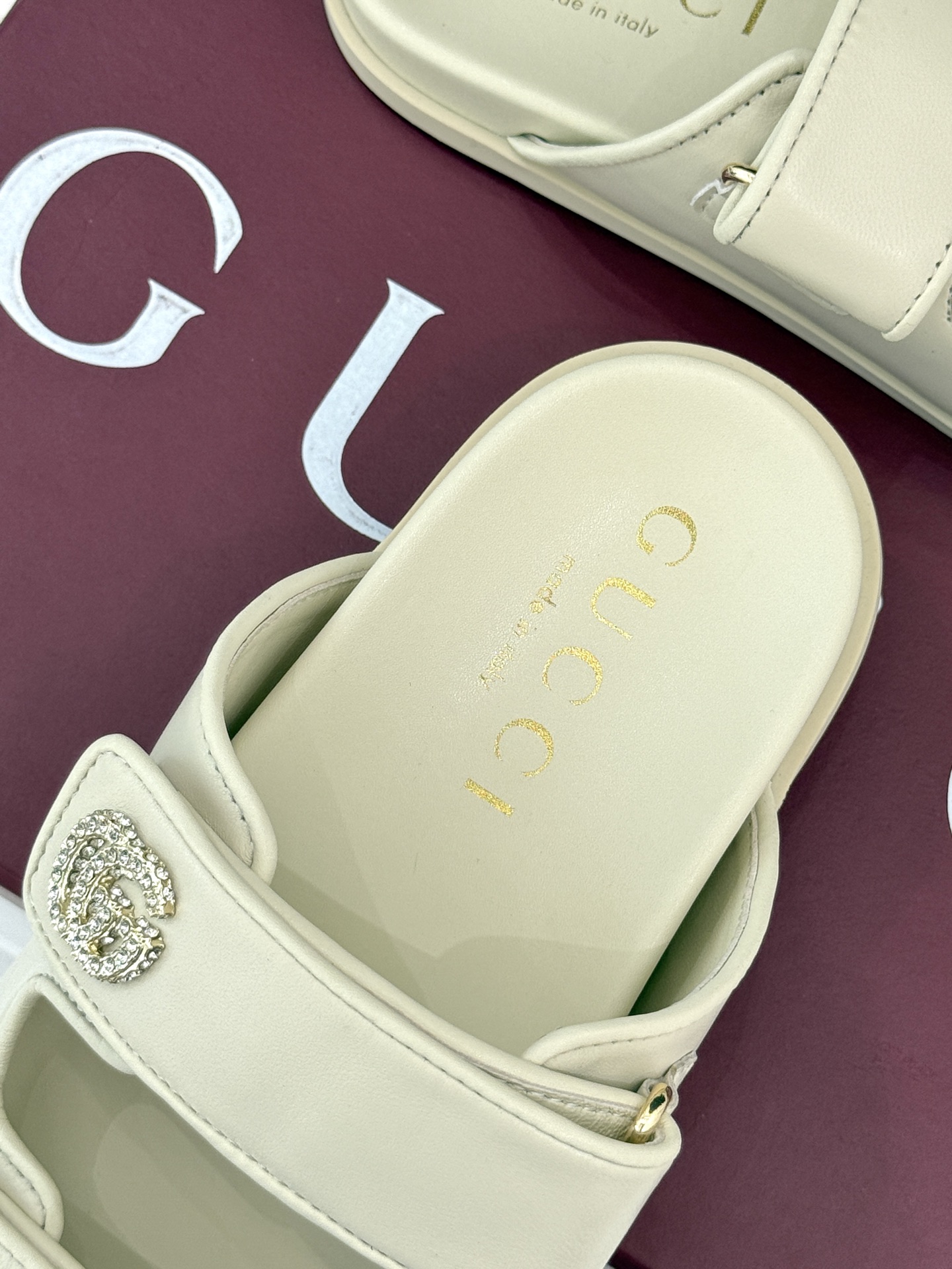 
Gucci/古驰经25。春夏新品
双G扣沙滩魔术贴拖鞋
夏天必备懒人福音鞋 谁穿谁美！
很轻盈上脚意外
