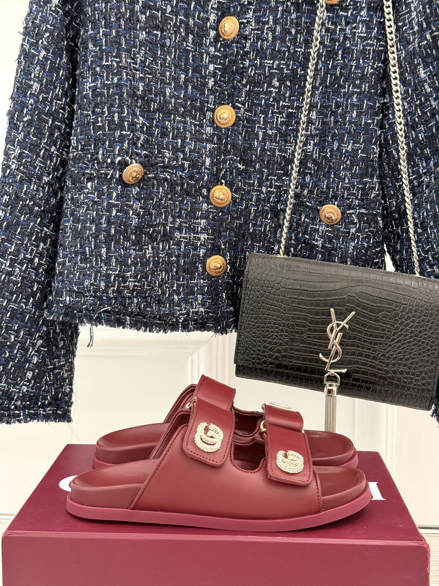 
Gucci/古驰经25。春夏新品
双G扣沙滩魔术贴拖鞋
夏天必备懒人福音鞋 谁穿谁美！
很轻盈上脚意外