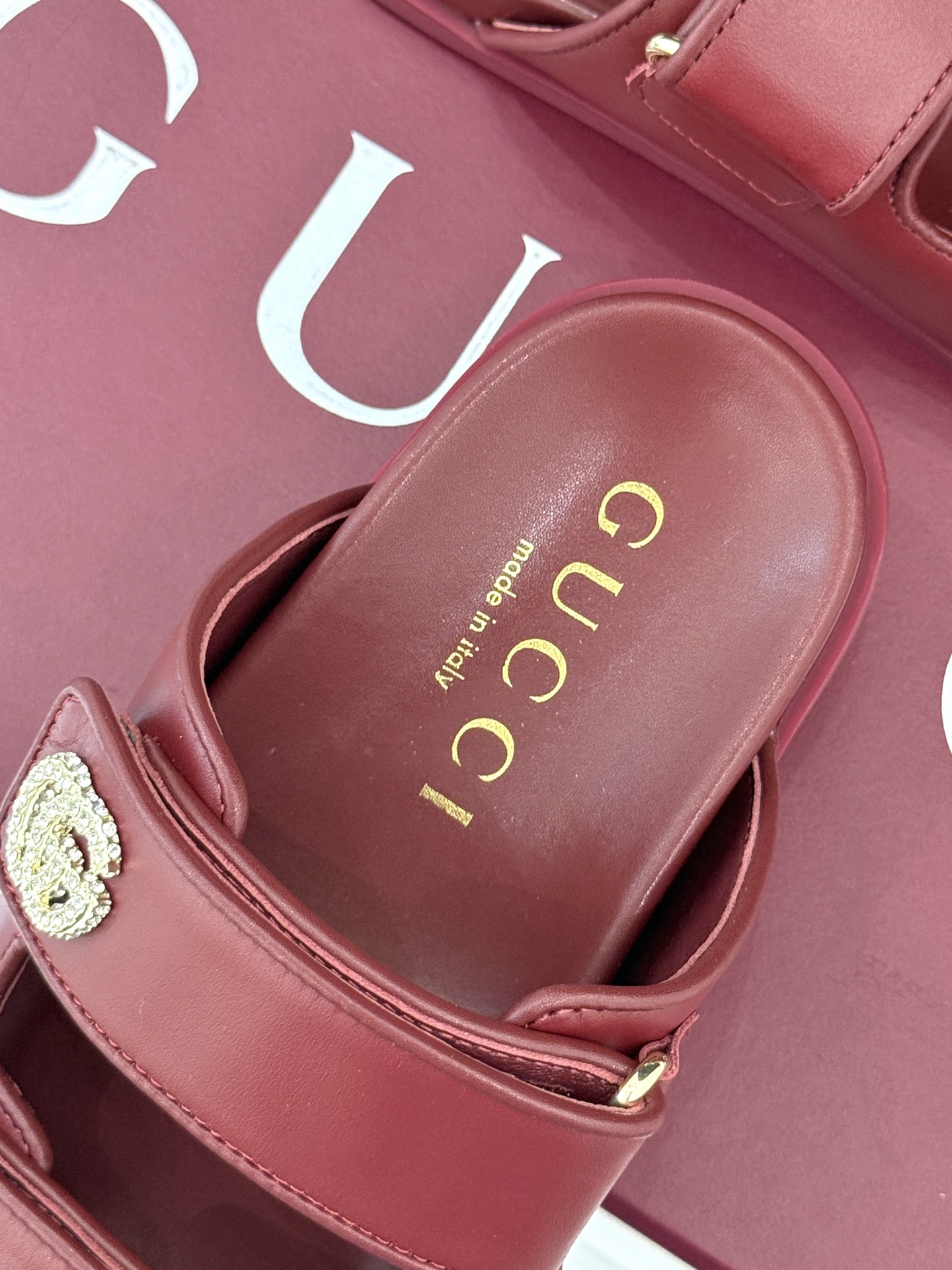 
Gucci/古驰经25。春夏新品
双G扣沙滩魔术贴拖鞋
夏天必备懒人福音鞋 谁穿谁美！
很轻盈上脚意外