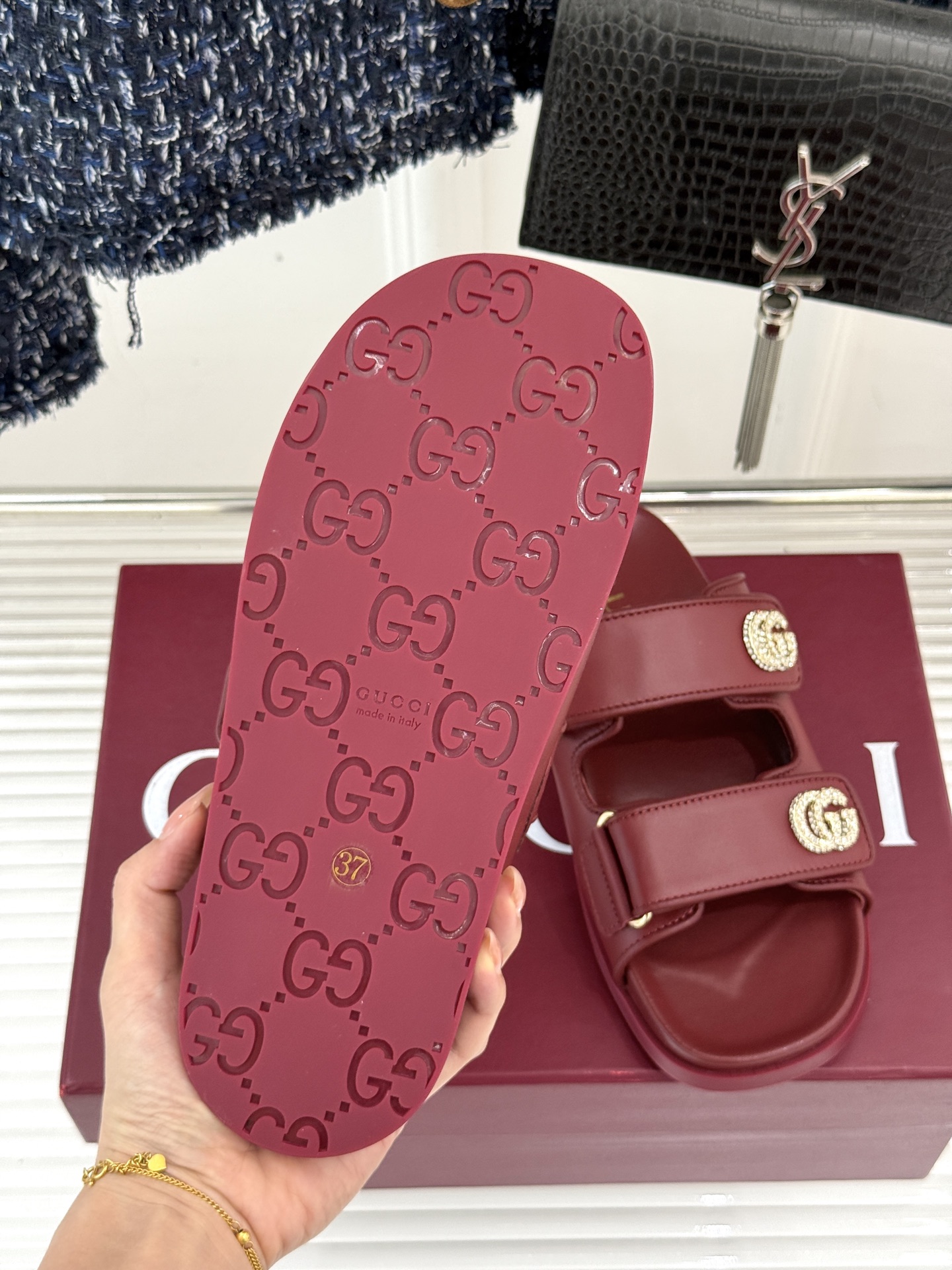 
Gucci/古驰经25。春夏新品
双G扣沙滩魔术贴拖鞋
夏天必备懒人福音鞋 谁穿谁美！
很轻盈上脚意外