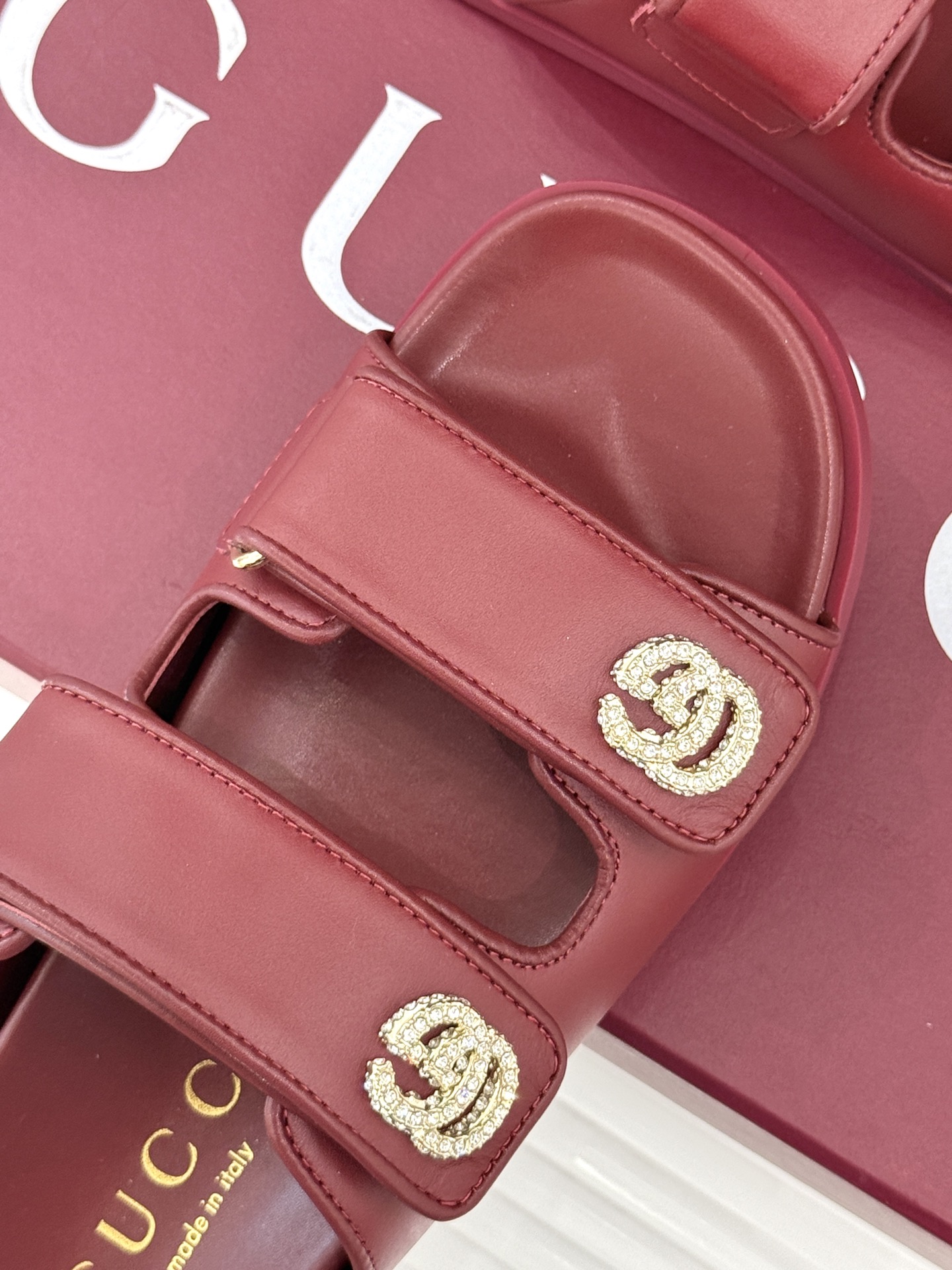 
Gucci/古驰经25。春夏新品
双G扣沙滩魔术贴拖鞋
夏天必备懒人福音鞋 谁穿谁美！
很轻盈上脚意外