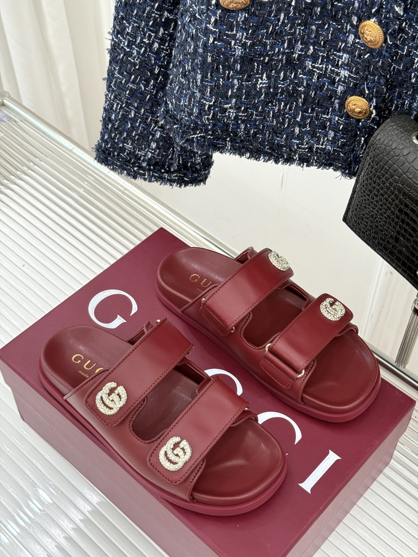 
Gucci/古驰经25。春夏新品
双G扣沙滩魔术贴拖鞋
夏天必备懒人福音鞋 谁穿谁美！
很轻盈上脚意外