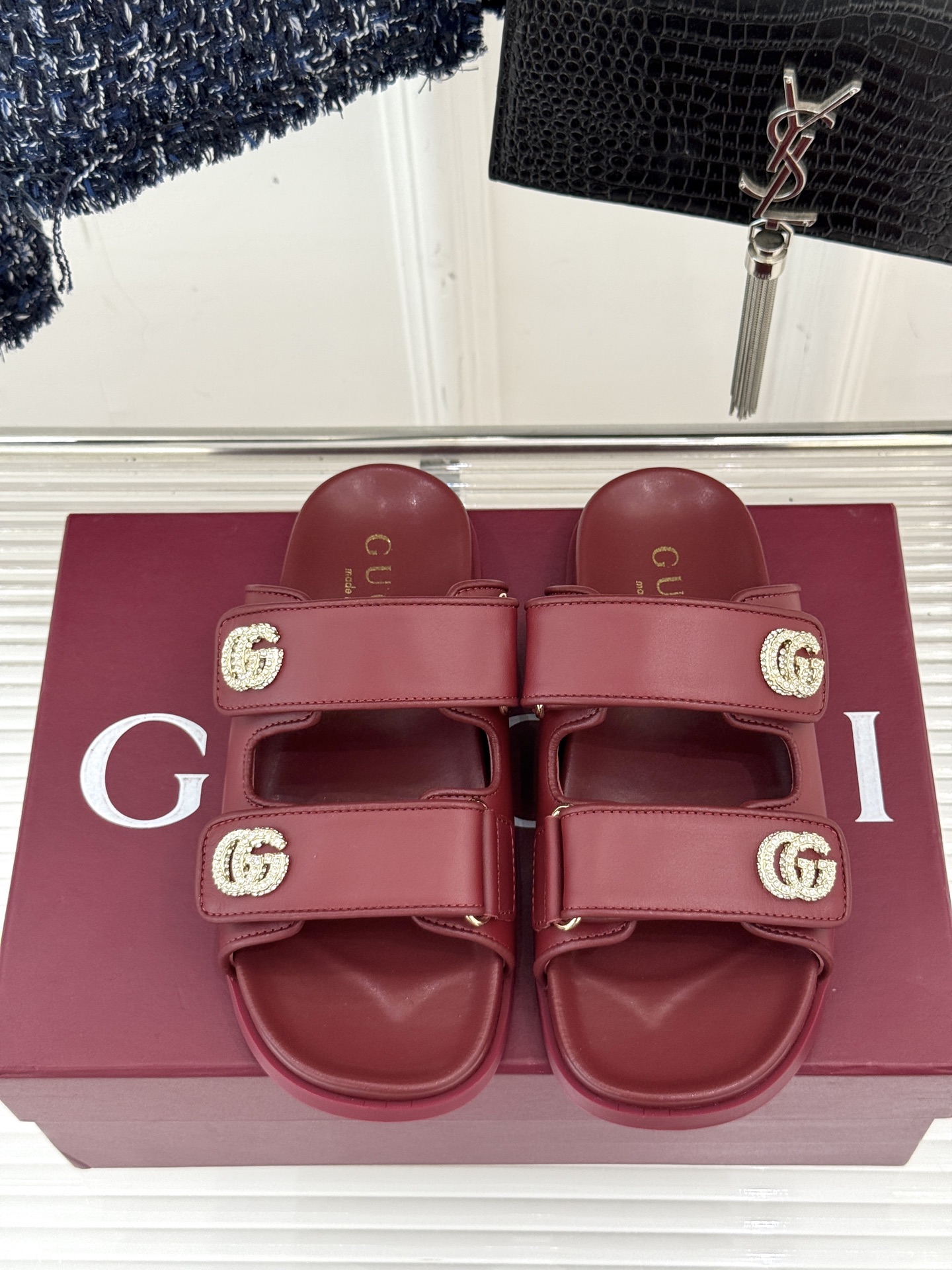 
Gucci/古驰经25。春夏新品
双G扣沙滩魔术贴拖鞋
夏天必备懒人福音鞋 谁穿谁美！
很轻盈上脚意外