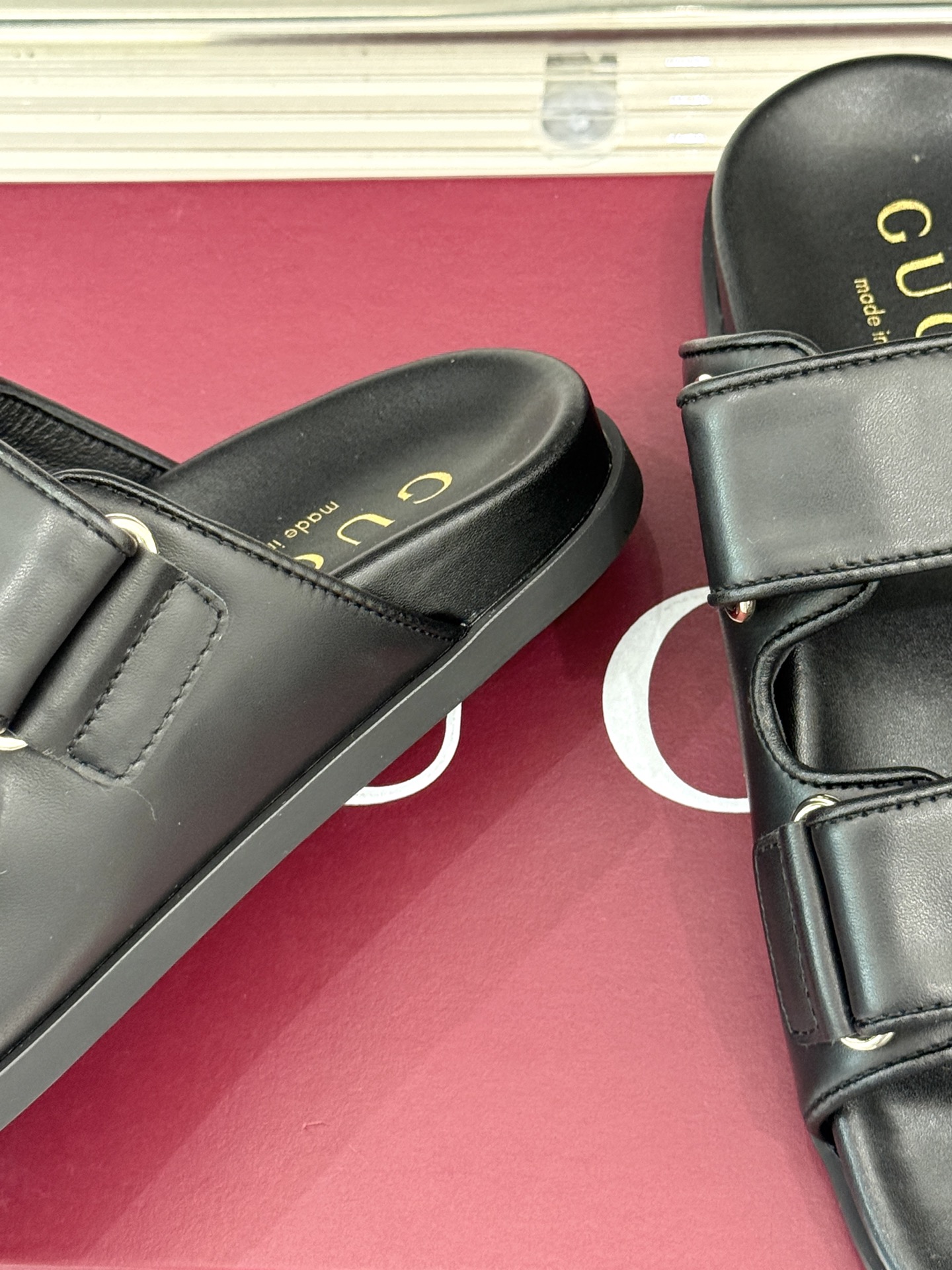 
Gucci/古驰经25。春夏新品
双G扣沙滩魔术贴拖鞋
夏天必备懒人福音鞋 谁穿谁美！
很轻盈上脚意外