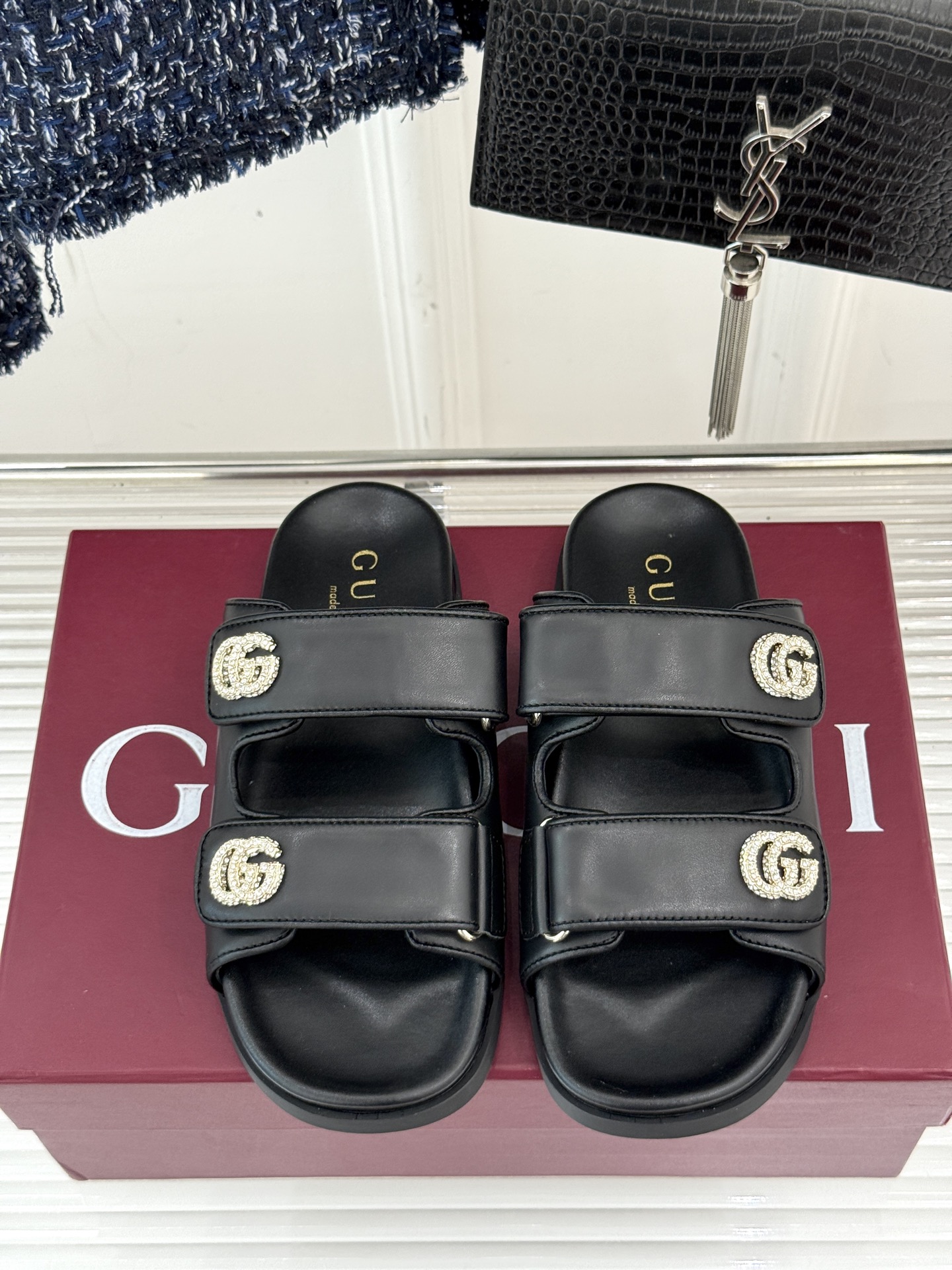 
Gucci/古驰经25。春夏新品
双G扣沙滩魔术贴拖鞋
夏天必备懒人福音鞋 谁穿谁美！
很轻盈上脚意外