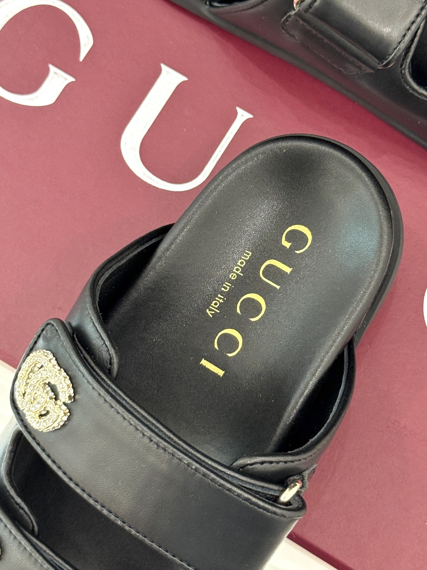 
Gucci/古驰经25。春夏新品
双G扣沙滩魔术贴拖鞋
夏天必备懒人福音鞋 谁穿谁美！
很轻盈上脚意外