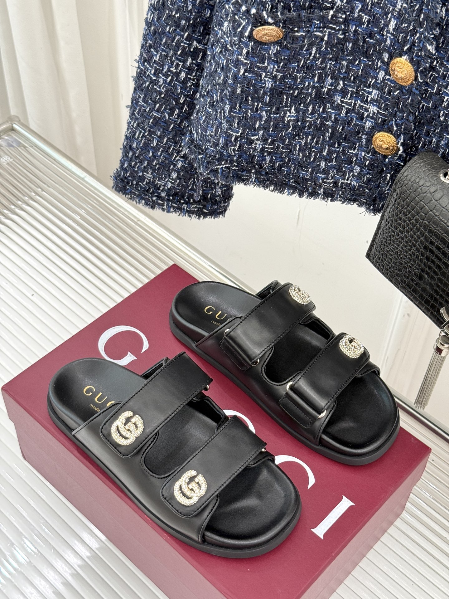 
Gucci/古驰经25。春夏新品
双G扣沙滩魔术贴拖鞋
夏天必备懒人福音鞋 谁穿谁美！
很轻盈上脚意外