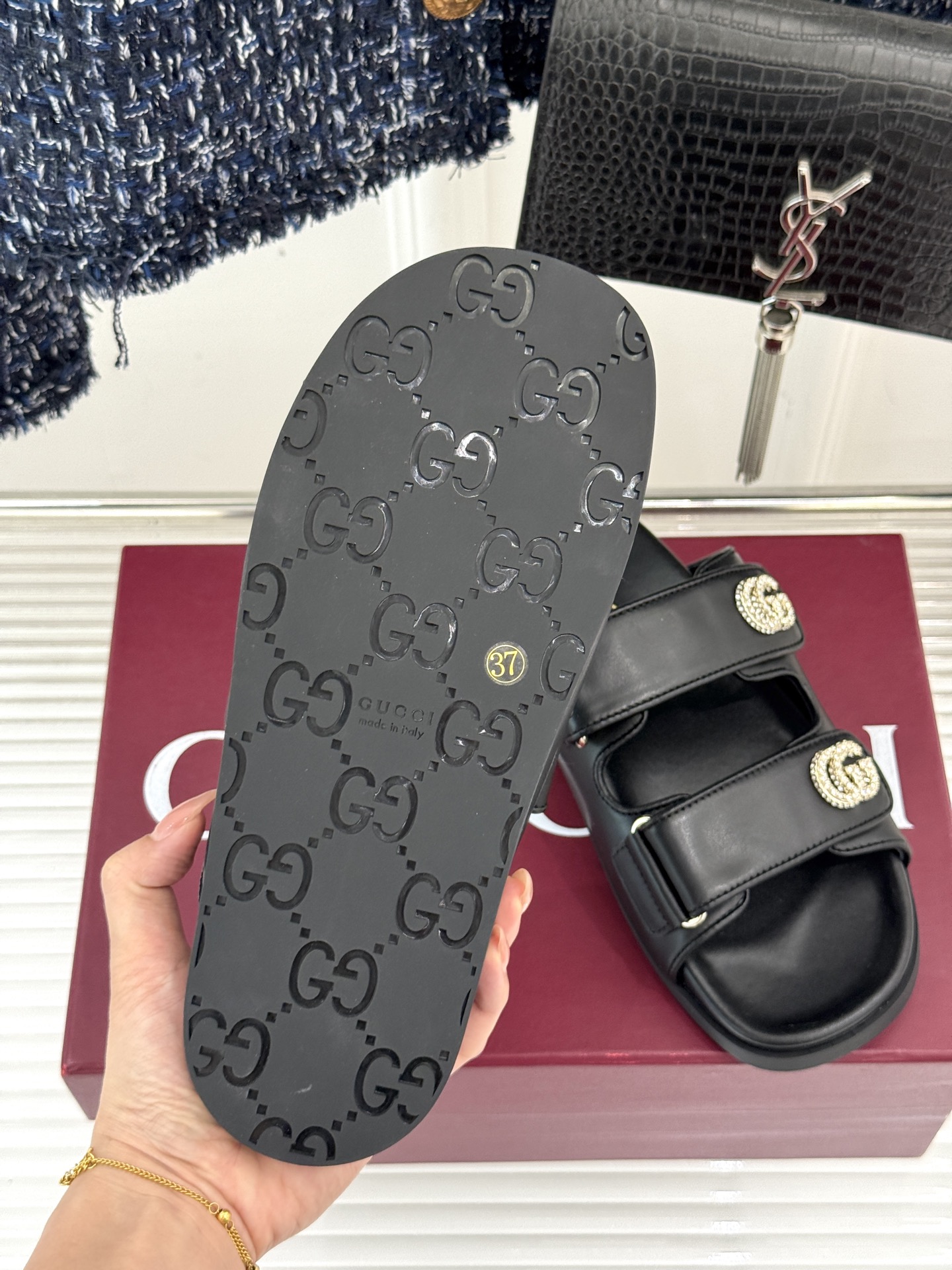 
Gucci/古驰经25。春夏新品
双G扣沙滩魔术贴拖鞋
夏天必备懒人福音鞋 谁穿谁美！
很轻盈上脚意外