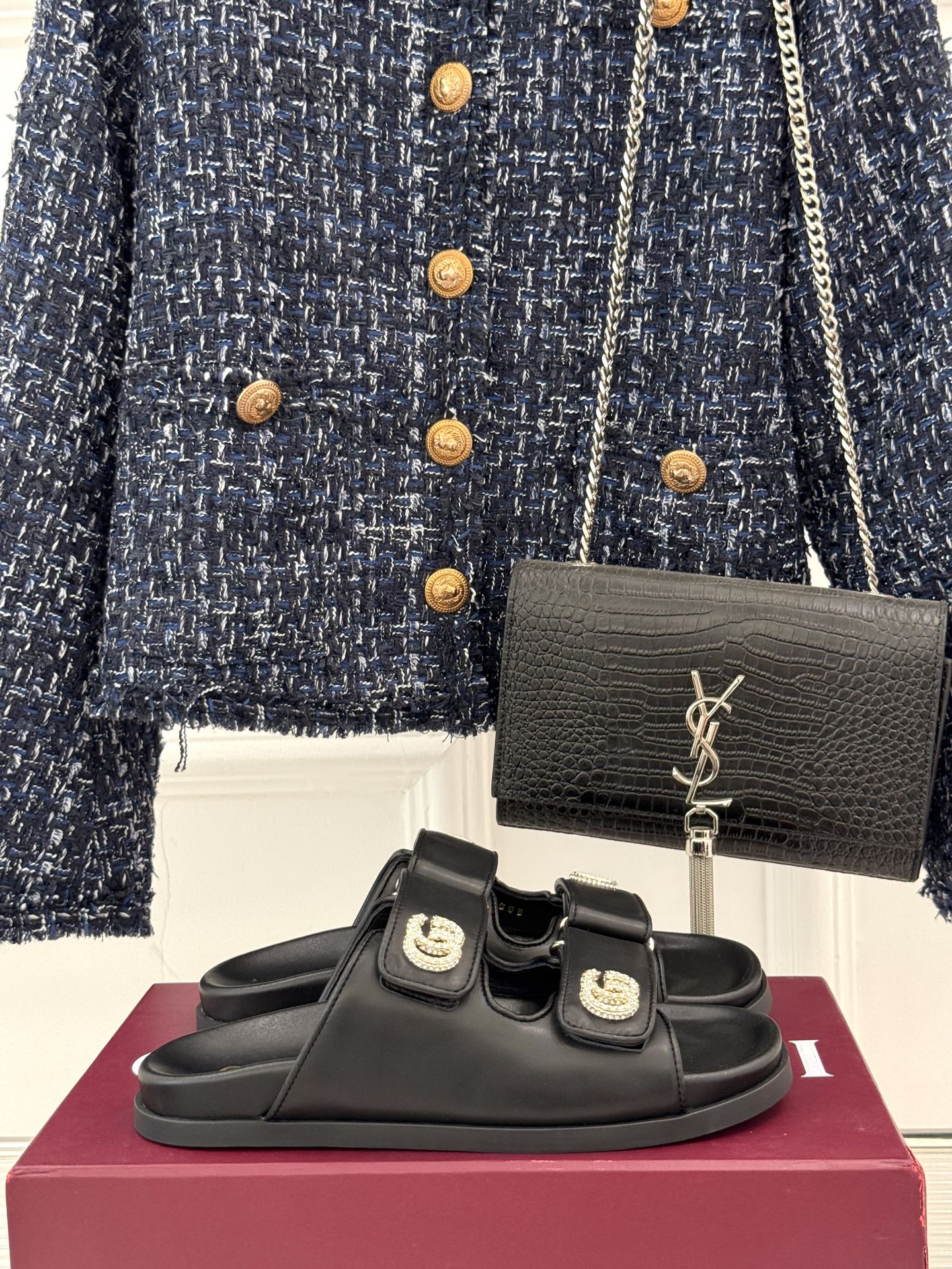 
Gucci/古驰经25。春夏新品
双G扣沙滩魔术贴拖鞋
夏天必备懒人福音鞋 谁穿谁美！
很轻盈上脚意外
