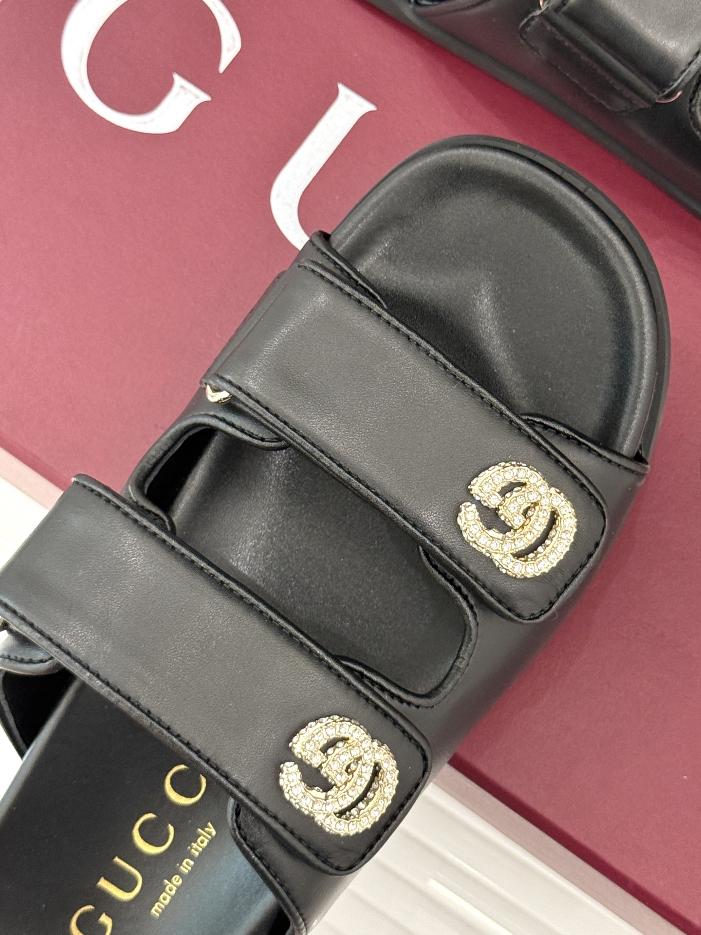 
Gucci/古驰经25。春夏新品
双G扣沙滩魔术贴拖鞋
夏天必备懒人福音鞋 谁穿谁美！
很轻盈上脚意外