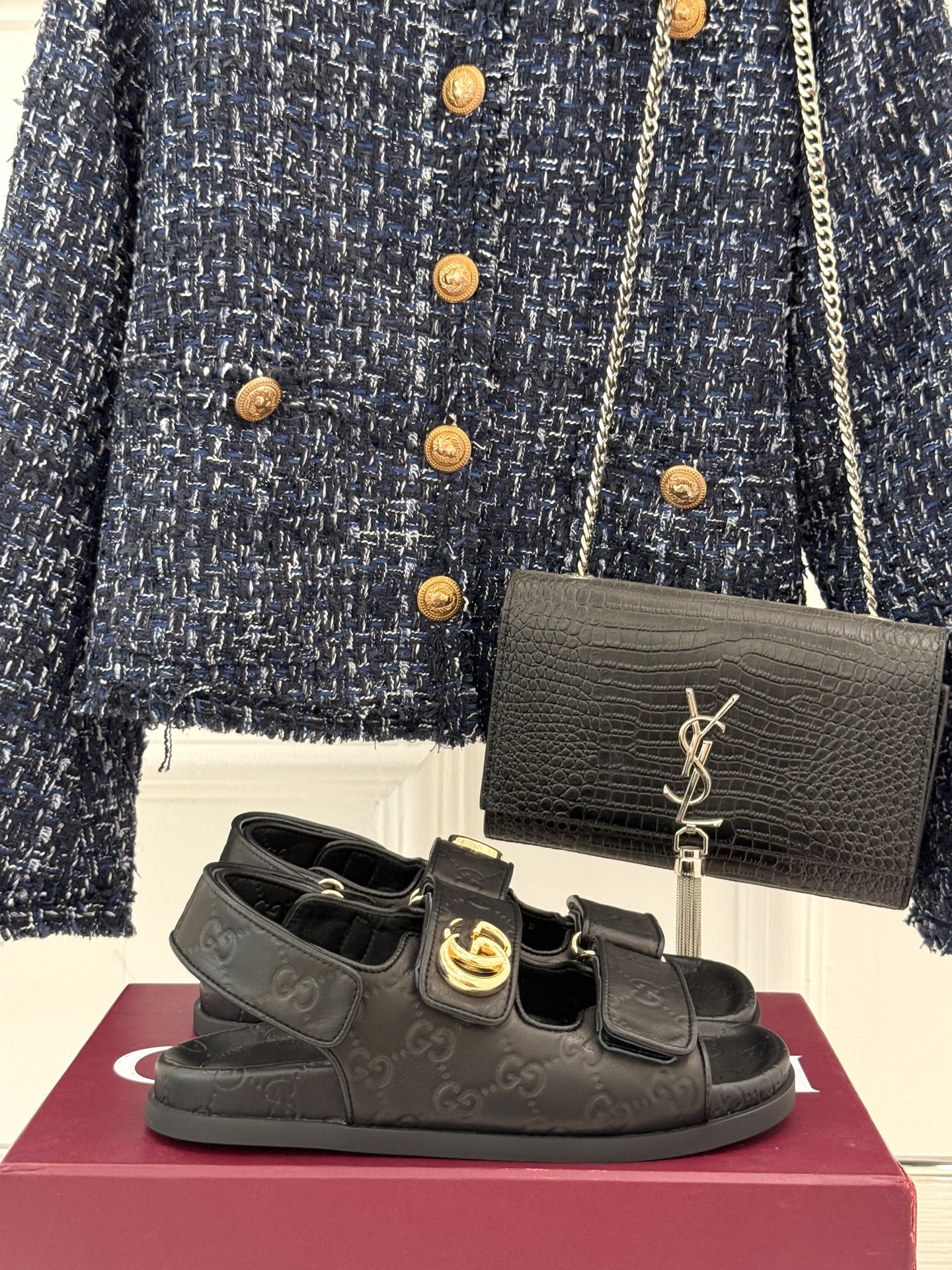 
Gucci/古驰经25。春夏新品
双G扣沙滩魔术贴凉鞋
夏天必备懒人福音鞋 谁穿谁美！
很轻盈上脚意外