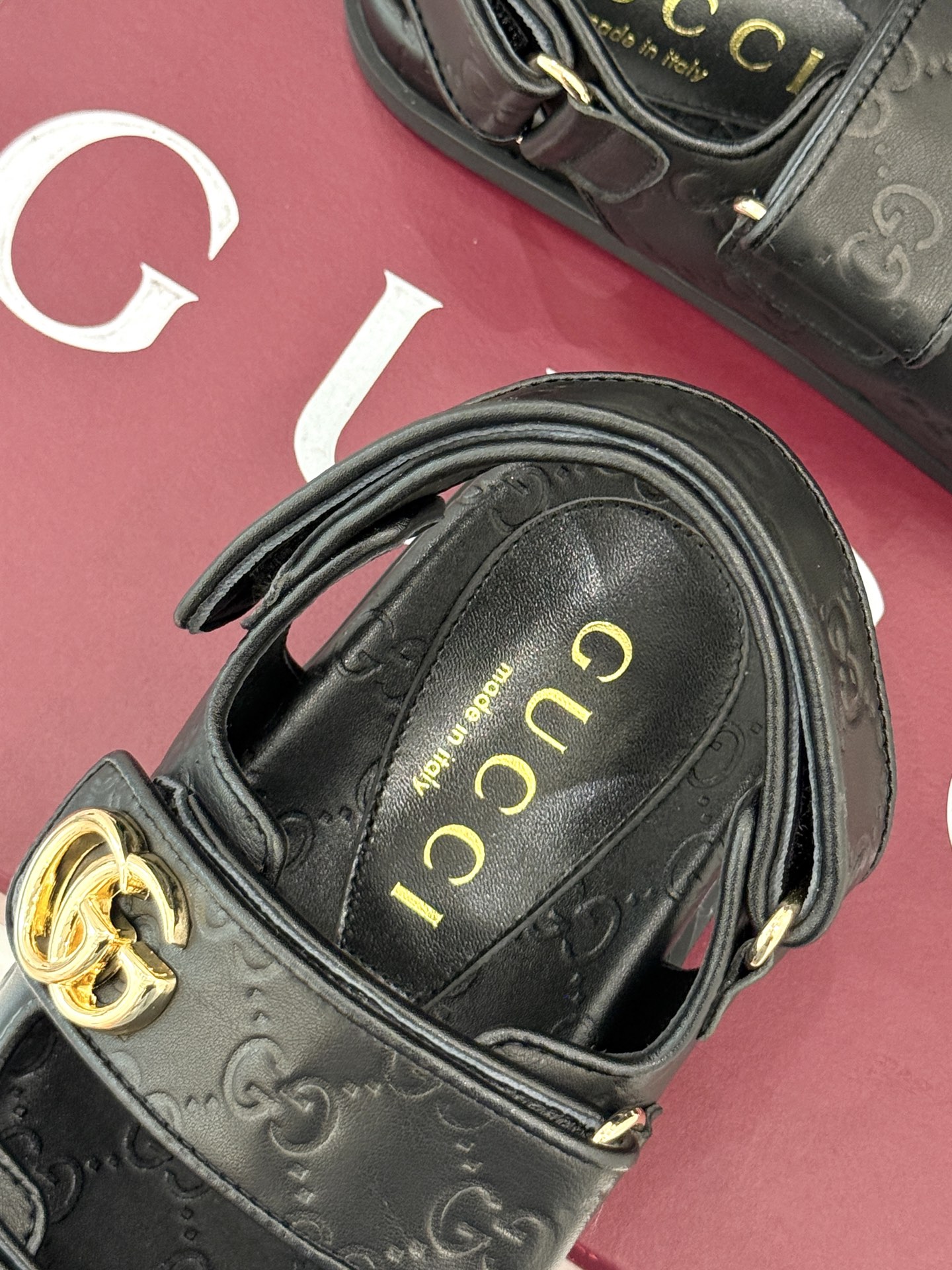 
Gucci/古驰经25。春夏新品
双G扣沙滩魔术贴凉鞋
夏天必备懒人福音鞋 谁穿谁美！
很轻盈上脚意外