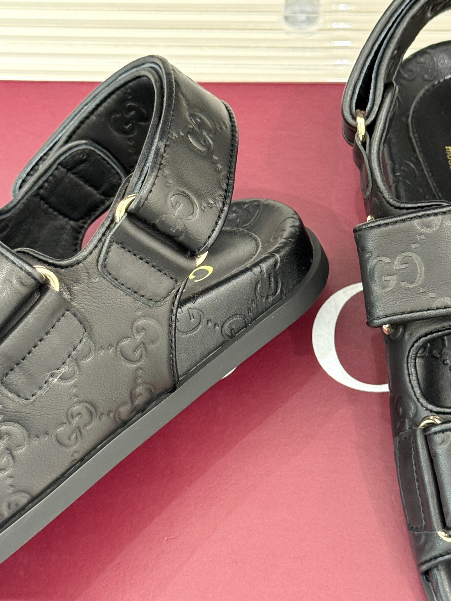 
Gucci/古驰经25。春夏新品
双G扣沙滩魔术贴凉鞋
夏天必备懒人福音鞋 谁穿谁美！
很轻盈上脚意外