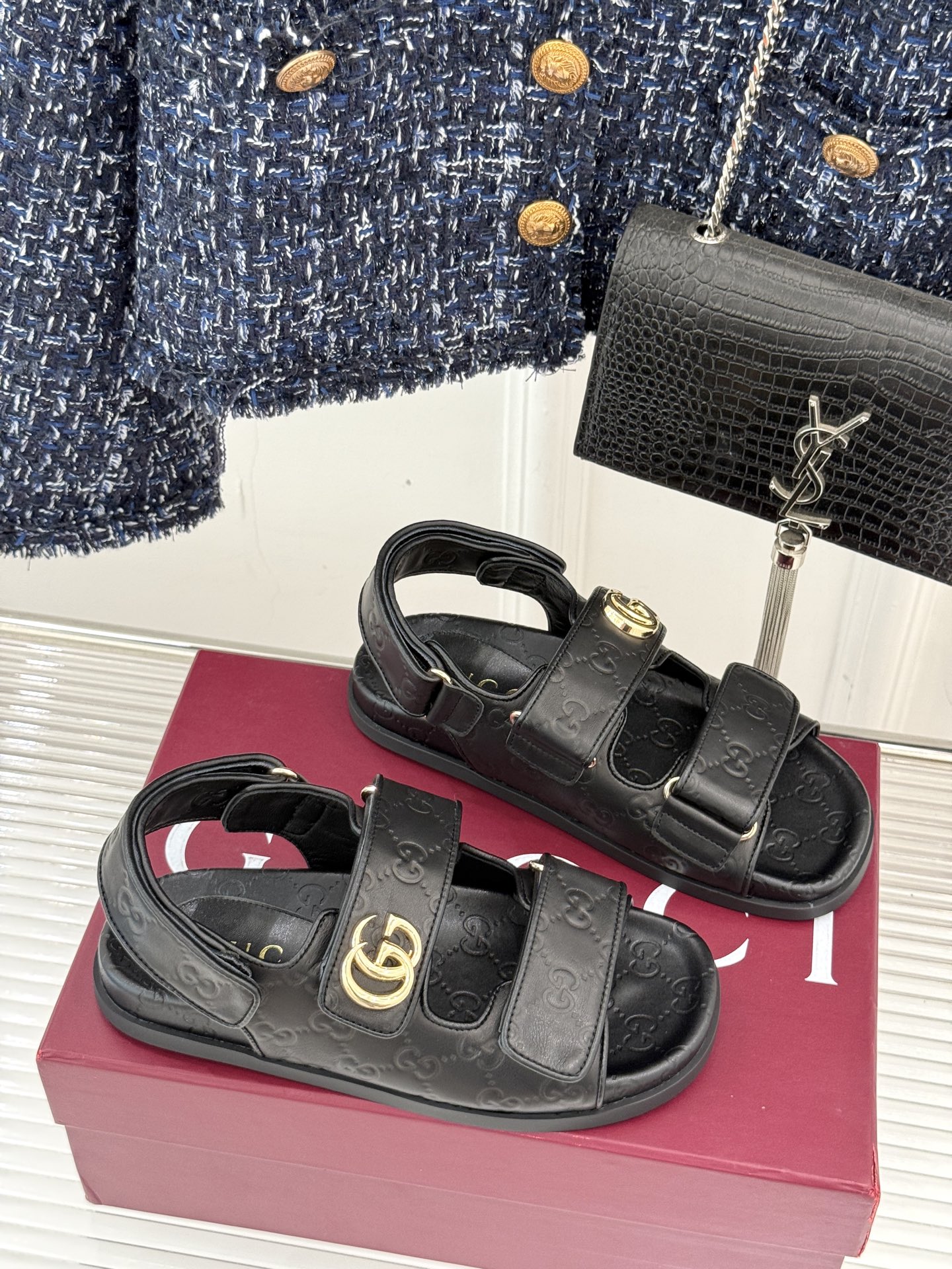 
Gucci/古驰经25。春夏新品
双G扣沙滩魔术贴凉鞋
夏天必备懒人福音鞋 谁穿谁美！
很轻盈上脚意外