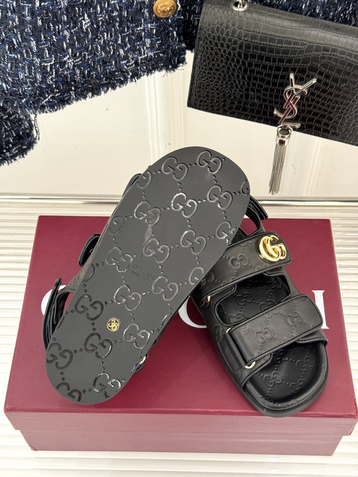 
Gucci/古驰经25。春夏新品
双G扣沙滩魔术贴凉鞋
夏天必备懒人福音鞋 谁穿谁美！
很轻盈上脚意外
