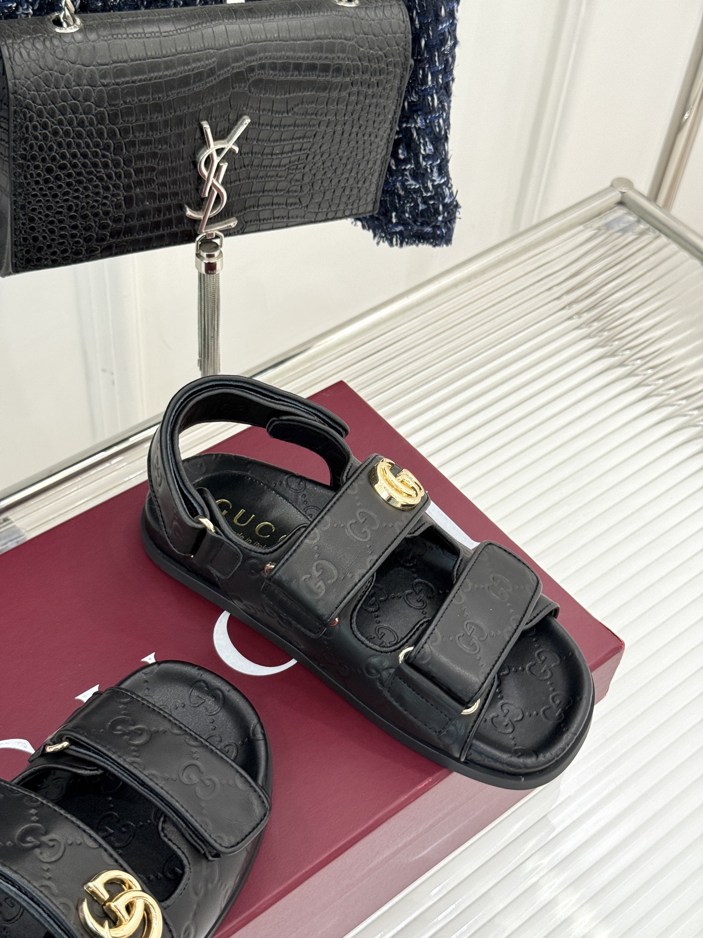 
Gucci/古驰经25。春夏新品
双G扣沙滩魔术贴凉鞋
夏天必备懒人福音鞋 谁穿谁美！
很轻盈上脚意外