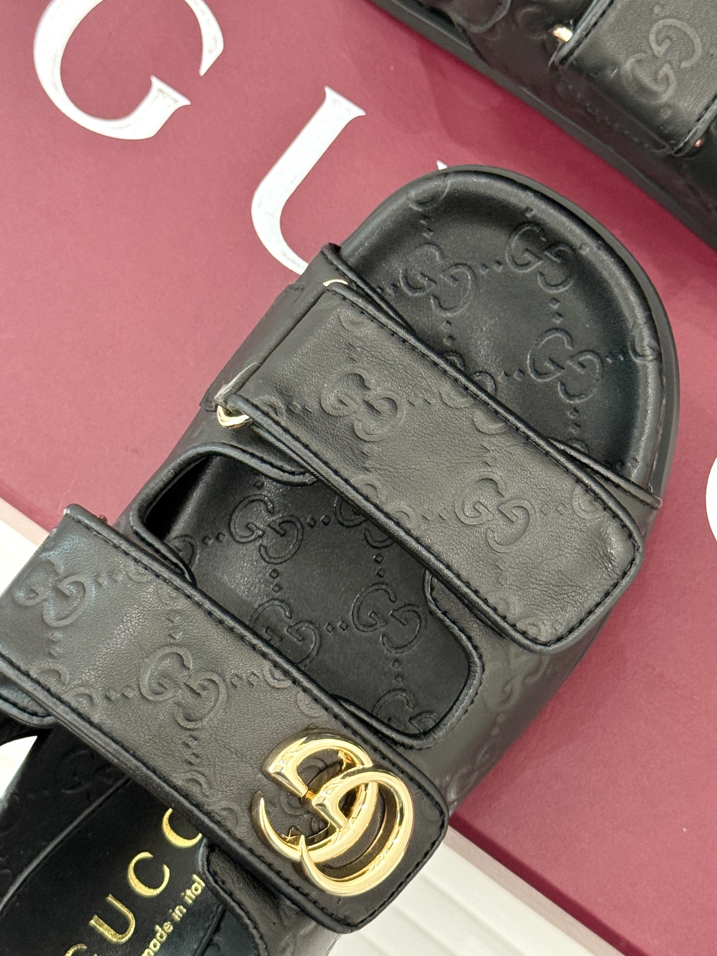 
Gucci/古驰经25。春夏新品
双G扣沙滩魔术贴凉鞋
夏天必备懒人福音鞋 谁穿谁美！
很轻盈上脚意外