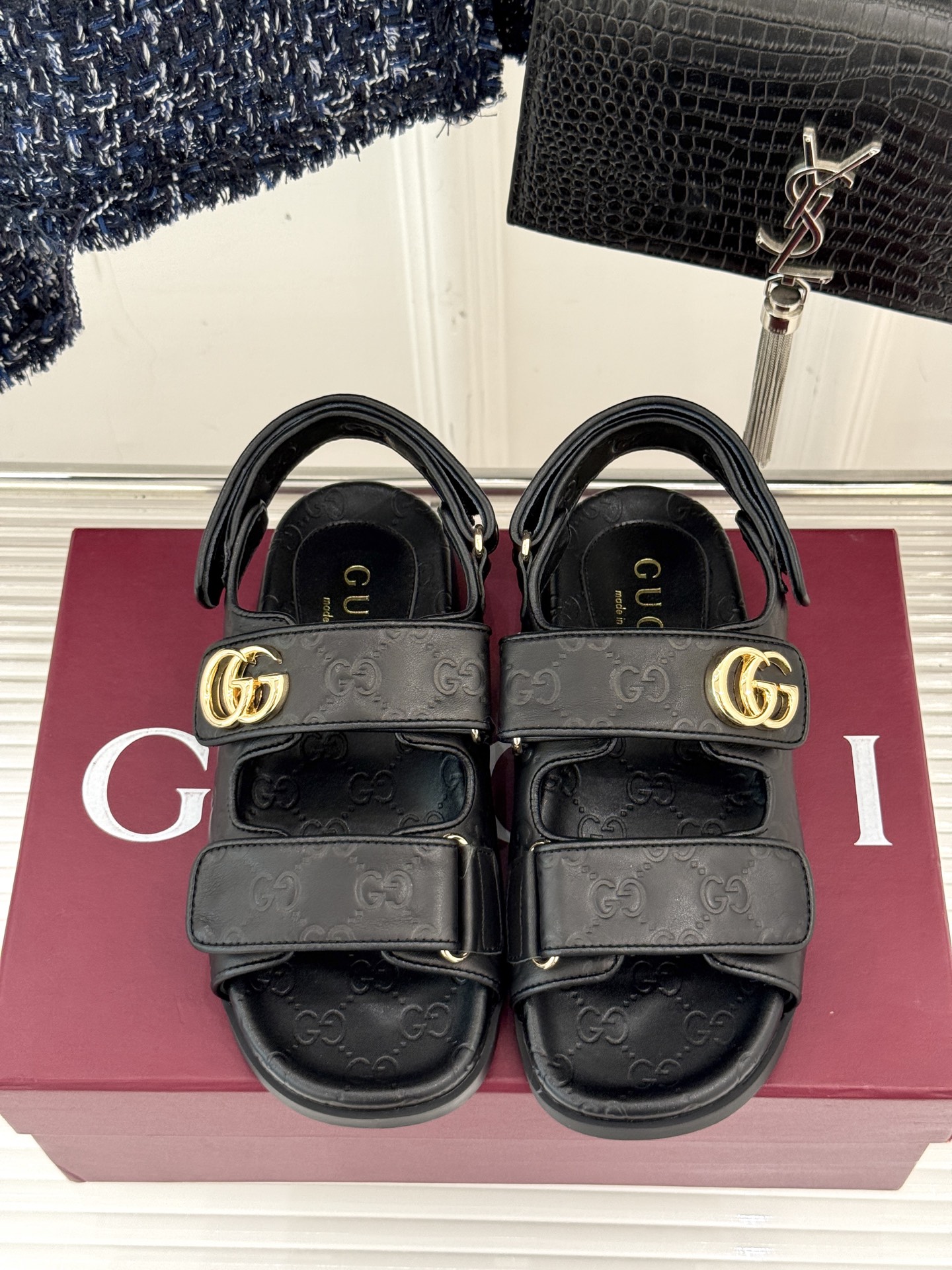 
Gucci/古驰经25。春夏新品
双G扣沙滩魔术贴凉鞋
夏天必备懒人福音鞋 谁穿谁美！
很轻盈上脚意外