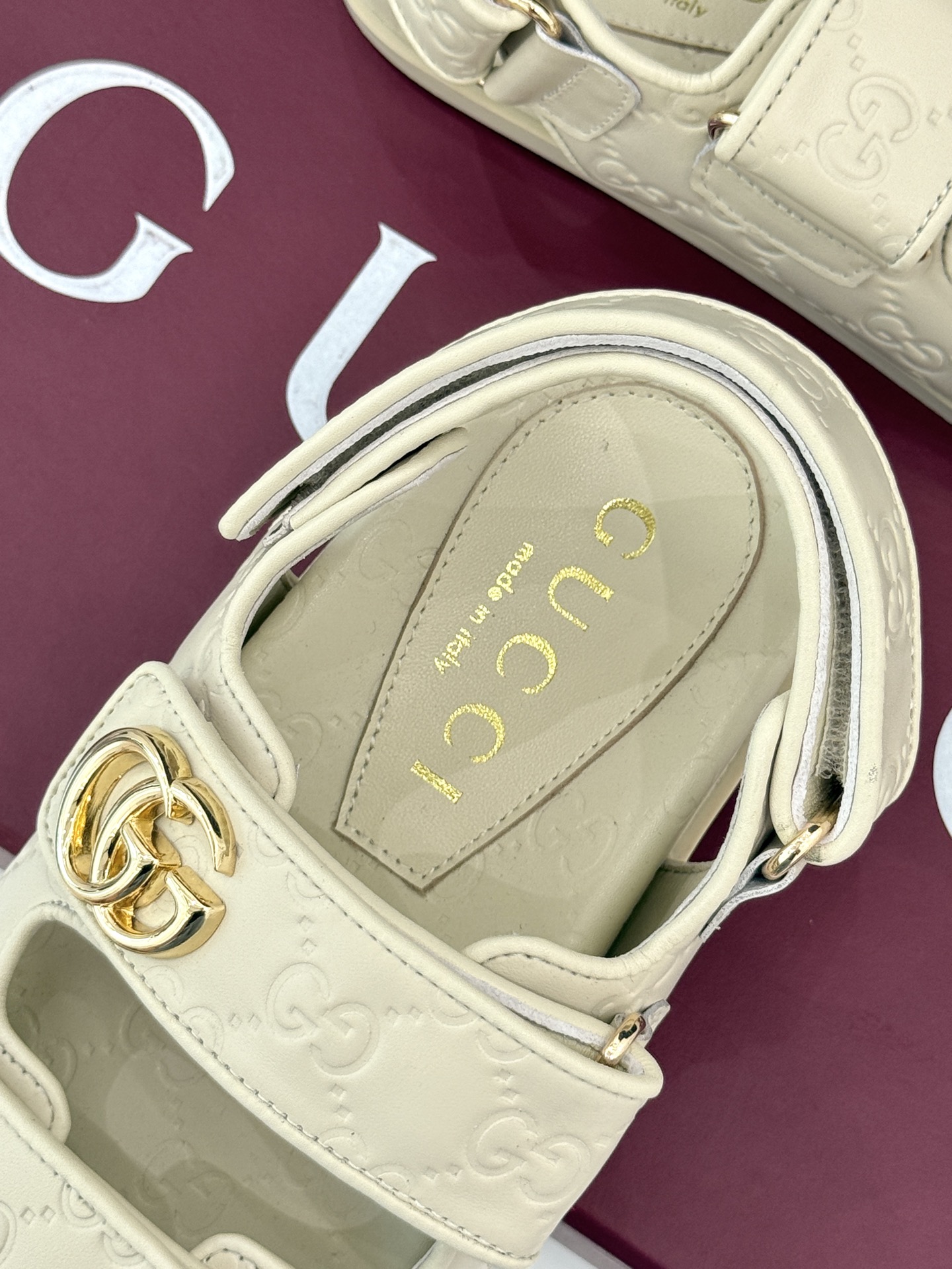 
Gucci/古驰经25。春夏新品
双G扣沙滩魔术贴凉鞋
夏天必备懒人福音鞋 谁穿谁美！
很轻盈上脚意外
