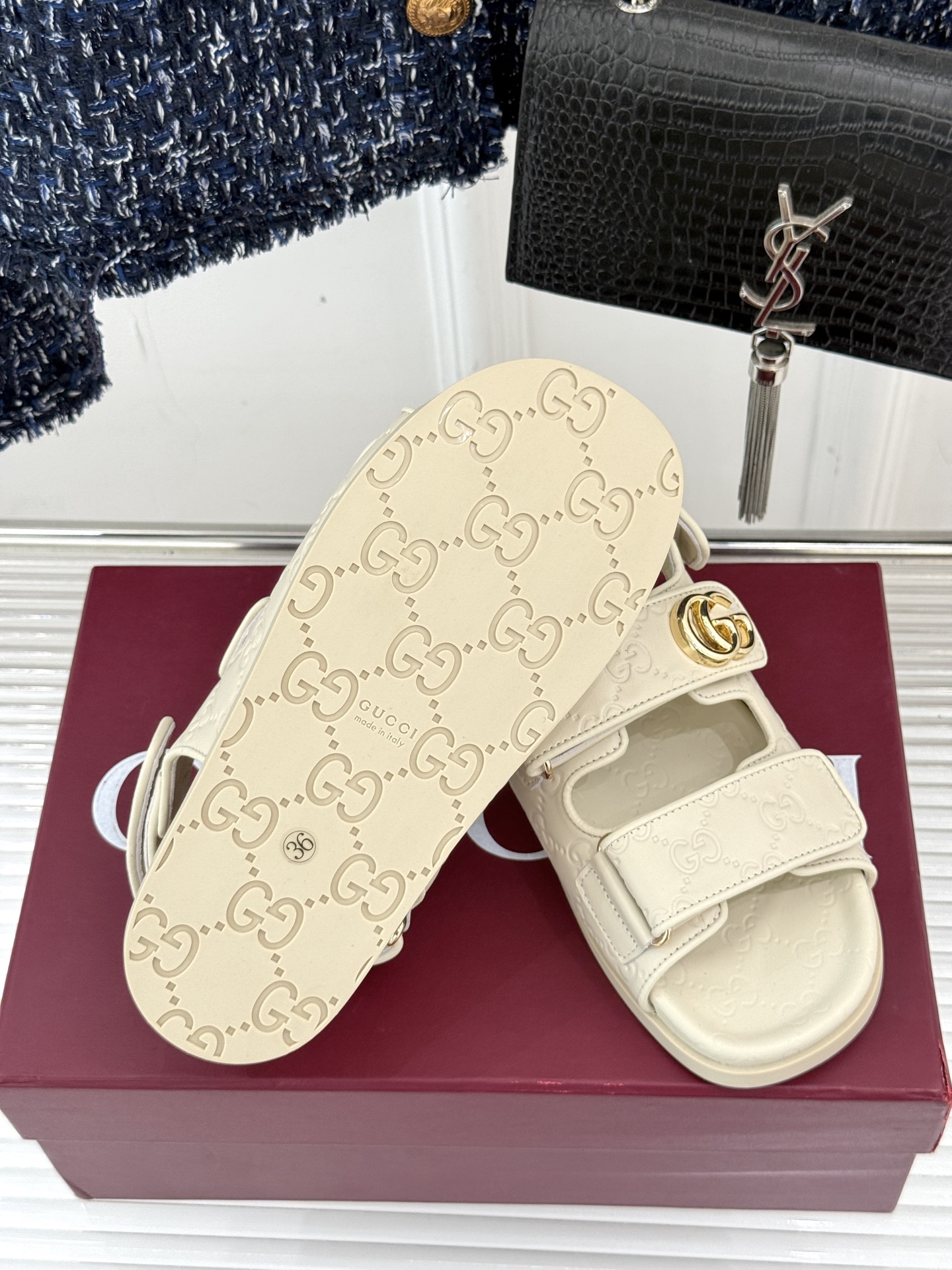 
Gucci/古驰经25。春夏新品
双G扣沙滩魔术贴凉鞋
夏天必备懒人福音鞋 谁穿谁美！
很轻盈上脚意外