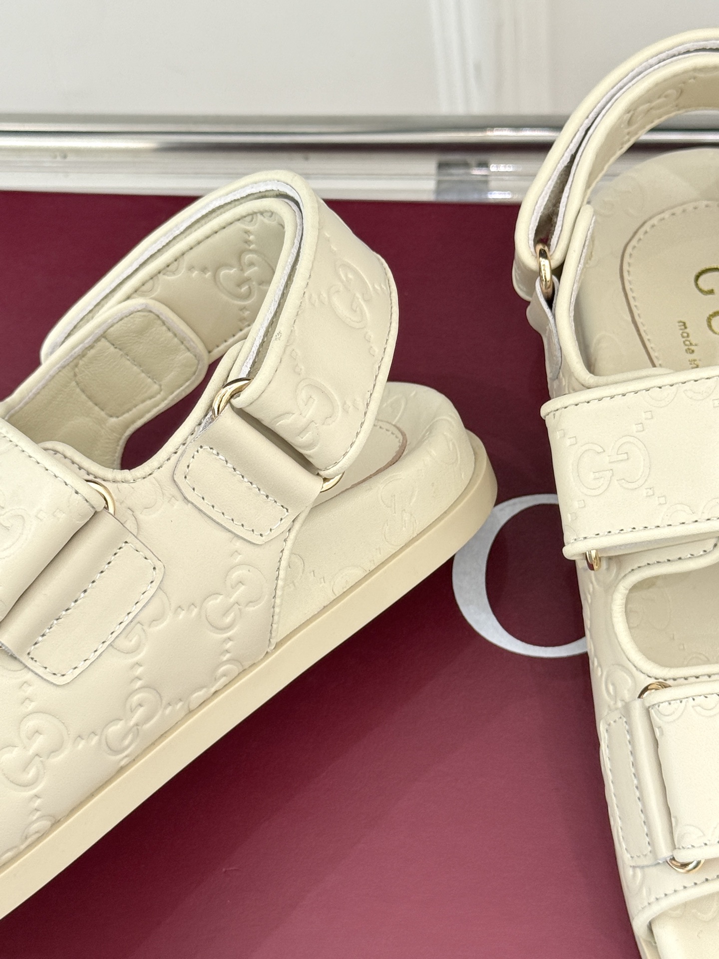 
Gucci/古驰经25。春夏新品
双G扣沙滩魔术贴凉鞋
夏天必备懒人福音鞋 谁穿谁美！
很轻盈上脚意外