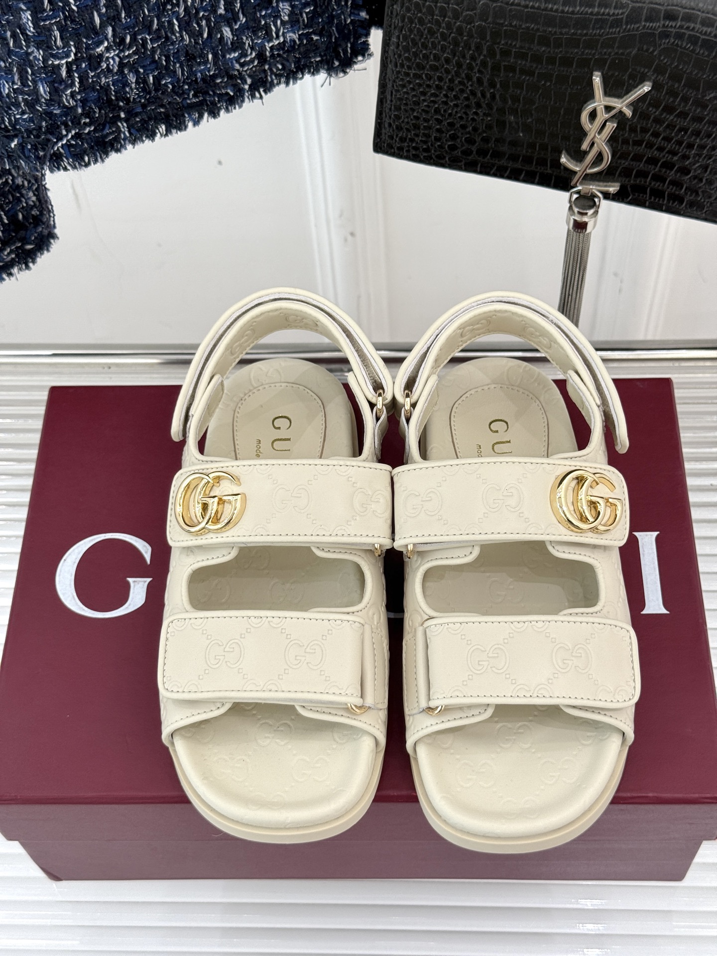
Gucci/古驰经25。春夏新品
双G扣沙滩魔术贴凉鞋
夏天必备懒人福音鞋 谁穿谁美！
很轻盈上脚意外