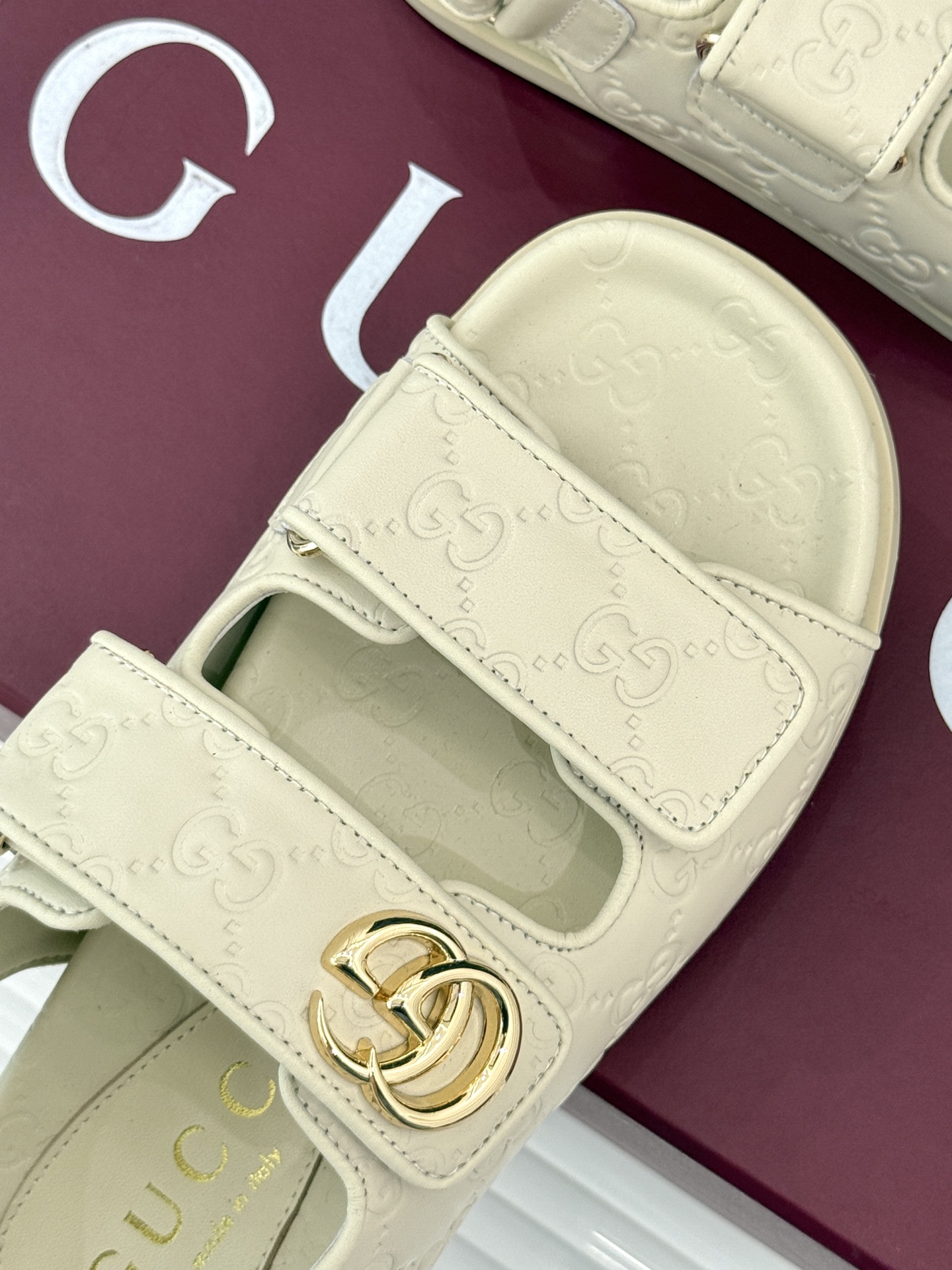 
Gucci/古驰经25。春夏新品
双G扣沙滩魔术贴凉鞋
夏天必备懒人福音鞋 谁穿谁美！
很轻盈上脚意外