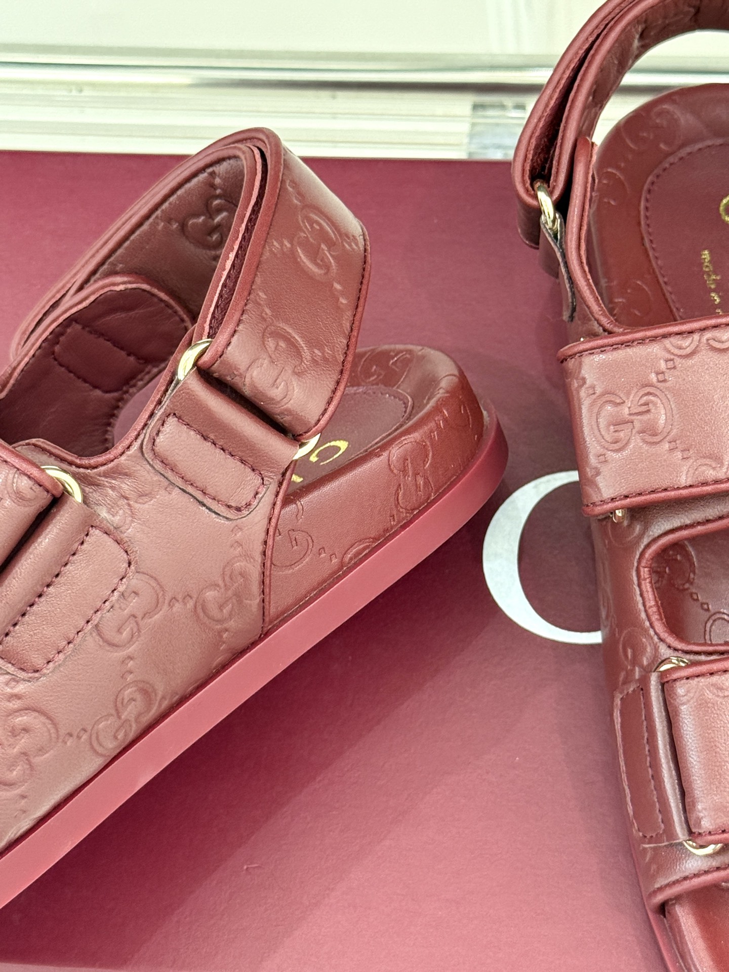 
Gucci/古驰经25。春夏新品
双G扣沙滩魔术贴凉鞋
夏天必备懒人福音鞋 谁穿谁美！
很轻盈上脚意外