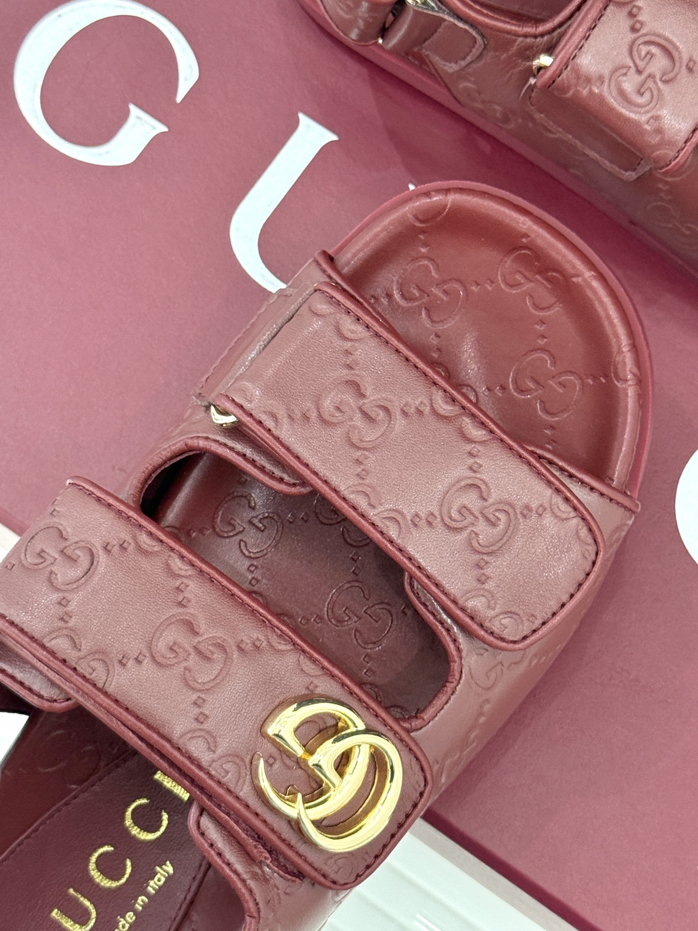 
Gucci/古驰经25。春夏新品
双G扣沙滩魔术贴凉鞋
夏天必备懒人福音鞋 谁穿谁美！
很轻盈上脚意外