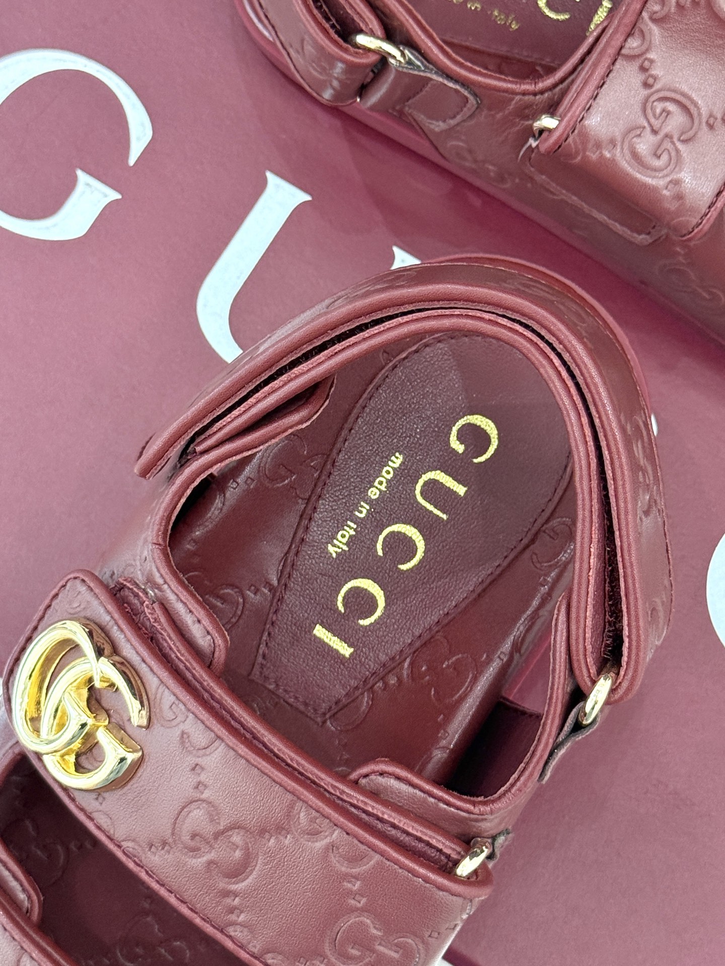 
Gucci/古驰经25。春夏新品
双G扣沙滩魔术贴凉鞋
夏天必备懒人福音鞋 谁穿谁美！
很轻盈上脚意外
