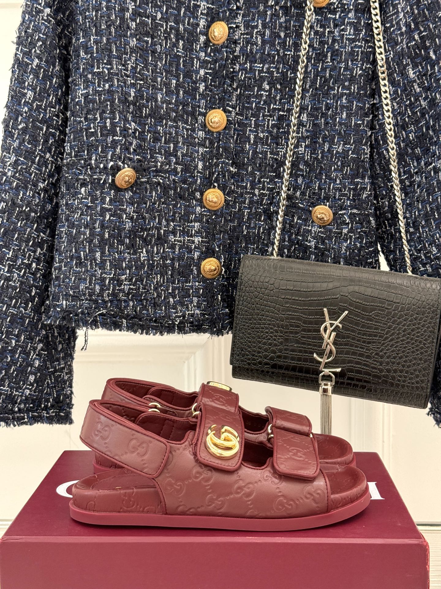 
Gucci/古驰经25。春夏新品
双G扣沙滩魔术贴凉鞋
夏天必备懒人福音鞋 谁穿谁美！
很轻盈上脚意外