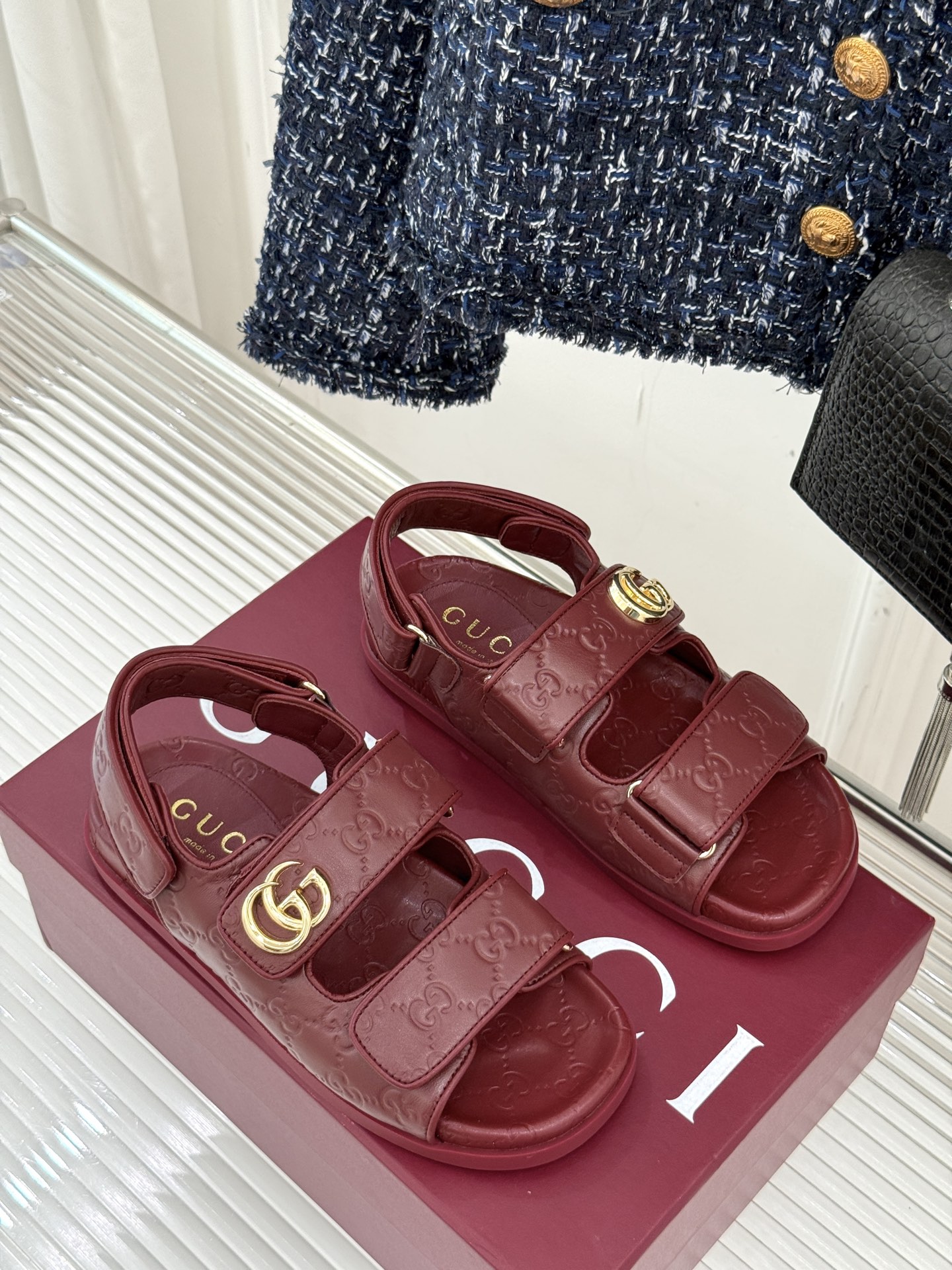 
Gucci/古驰经25。春夏新品
双G扣沙滩魔术贴凉鞋
夏天必备懒人福音鞋 谁穿谁美！
很轻盈上脚意外