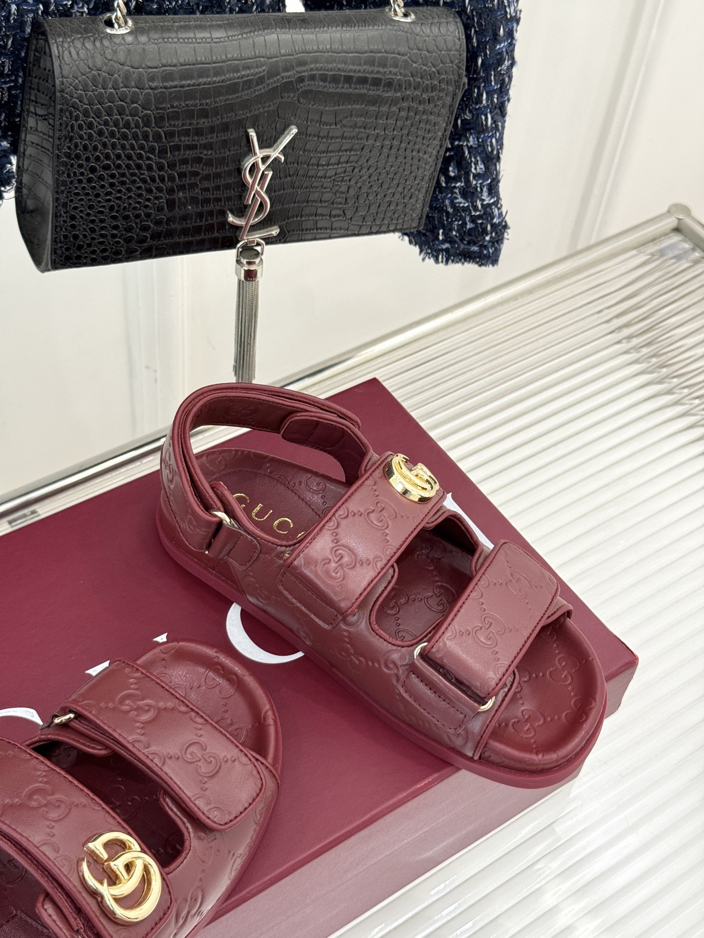 
Gucci/古驰经25。春夏新品
双G扣沙滩魔术贴凉鞋
夏天必备懒人福音鞋 谁穿谁美！
很轻盈上脚意外