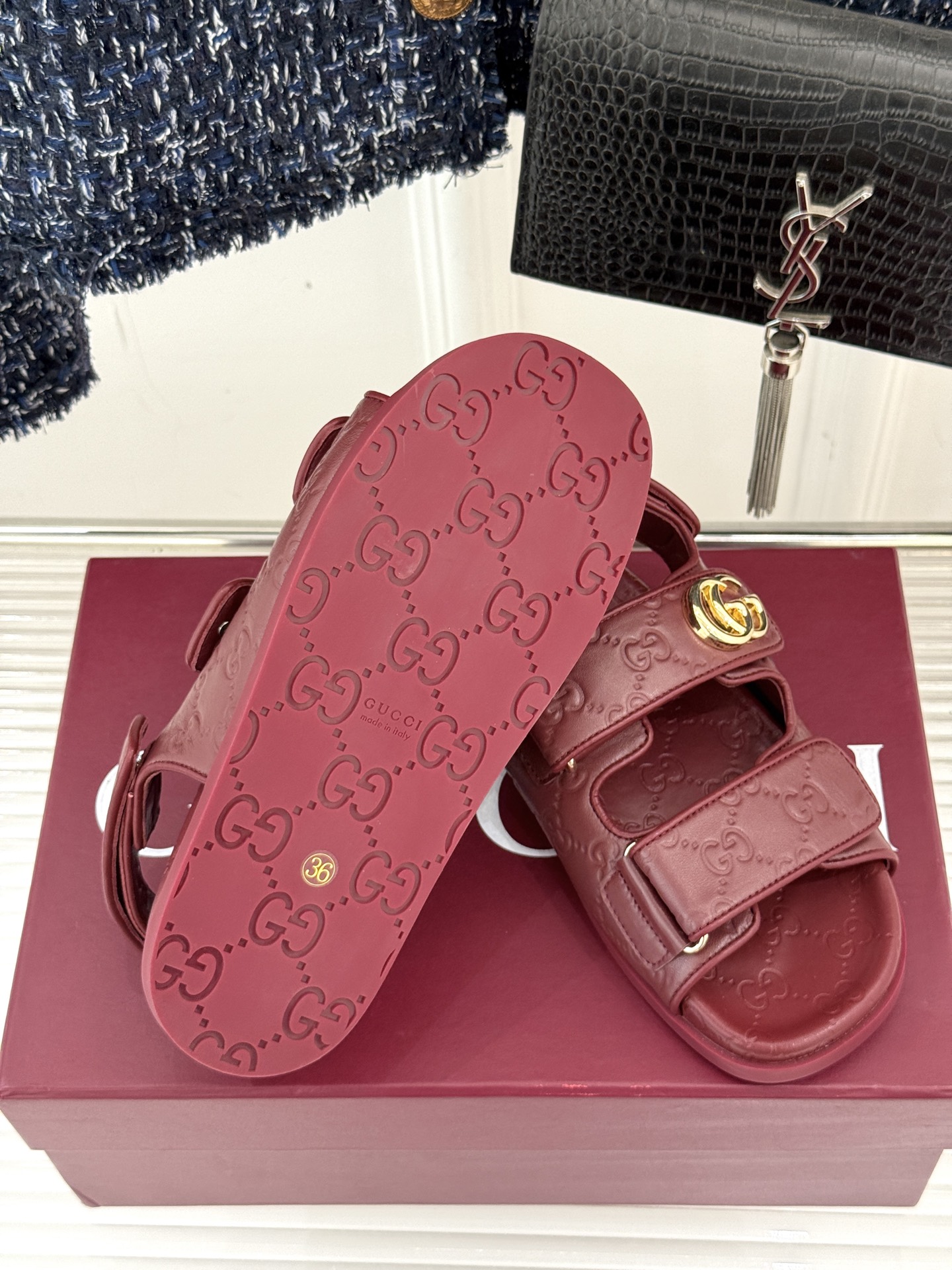 
Gucci/古驰经25。春夏新品
双G扣沙滩魔术贴凉鞋
夏天必备懒人福音鞋 谁穿谁美！
很轻盈上脚意外
