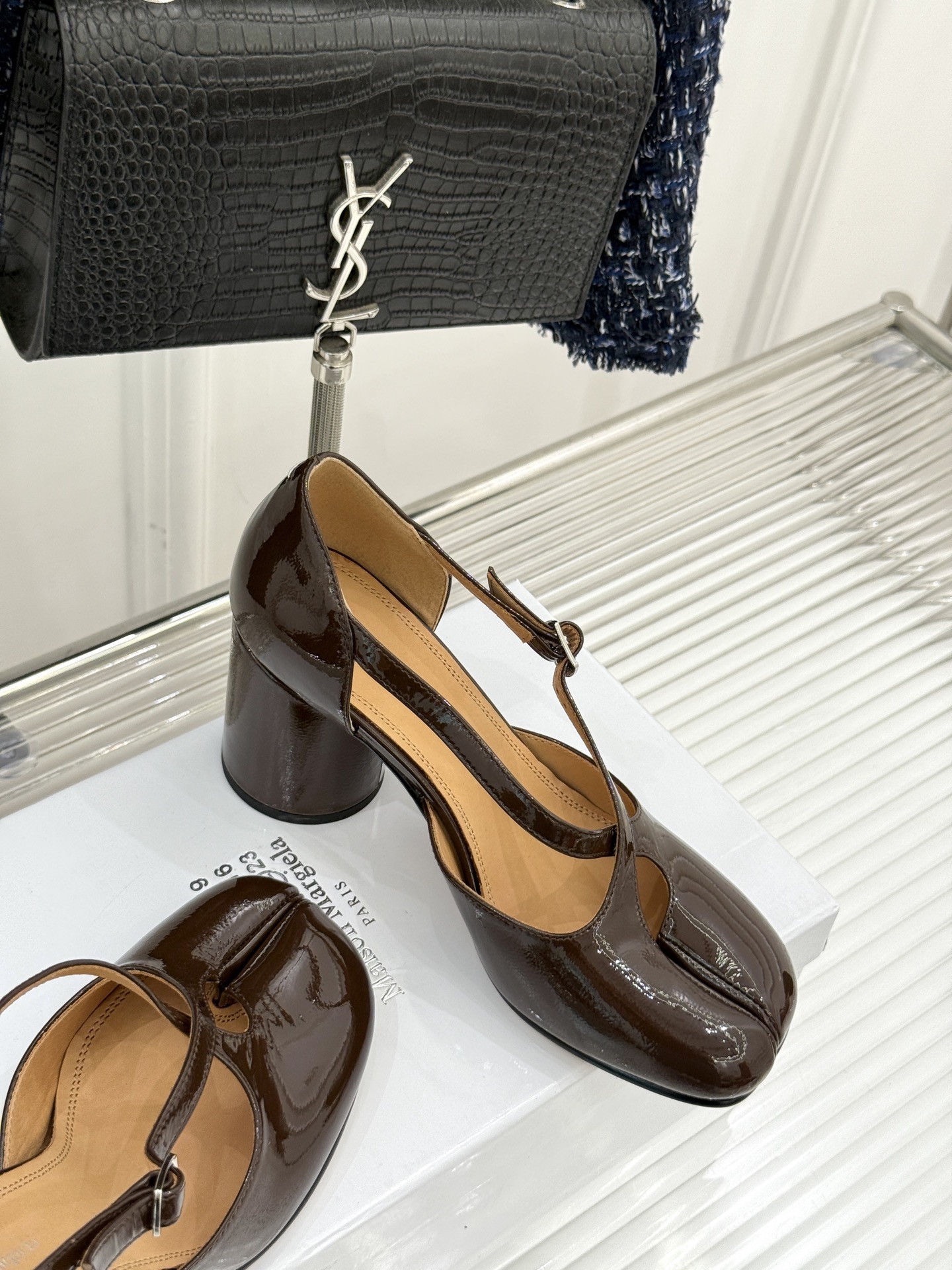 
MaisonMargiela｜MM6马吉拉
复古粗跟分趾凉鞋～
刻着“时髦”两字的猪蹄分趾鞋
这次在原
