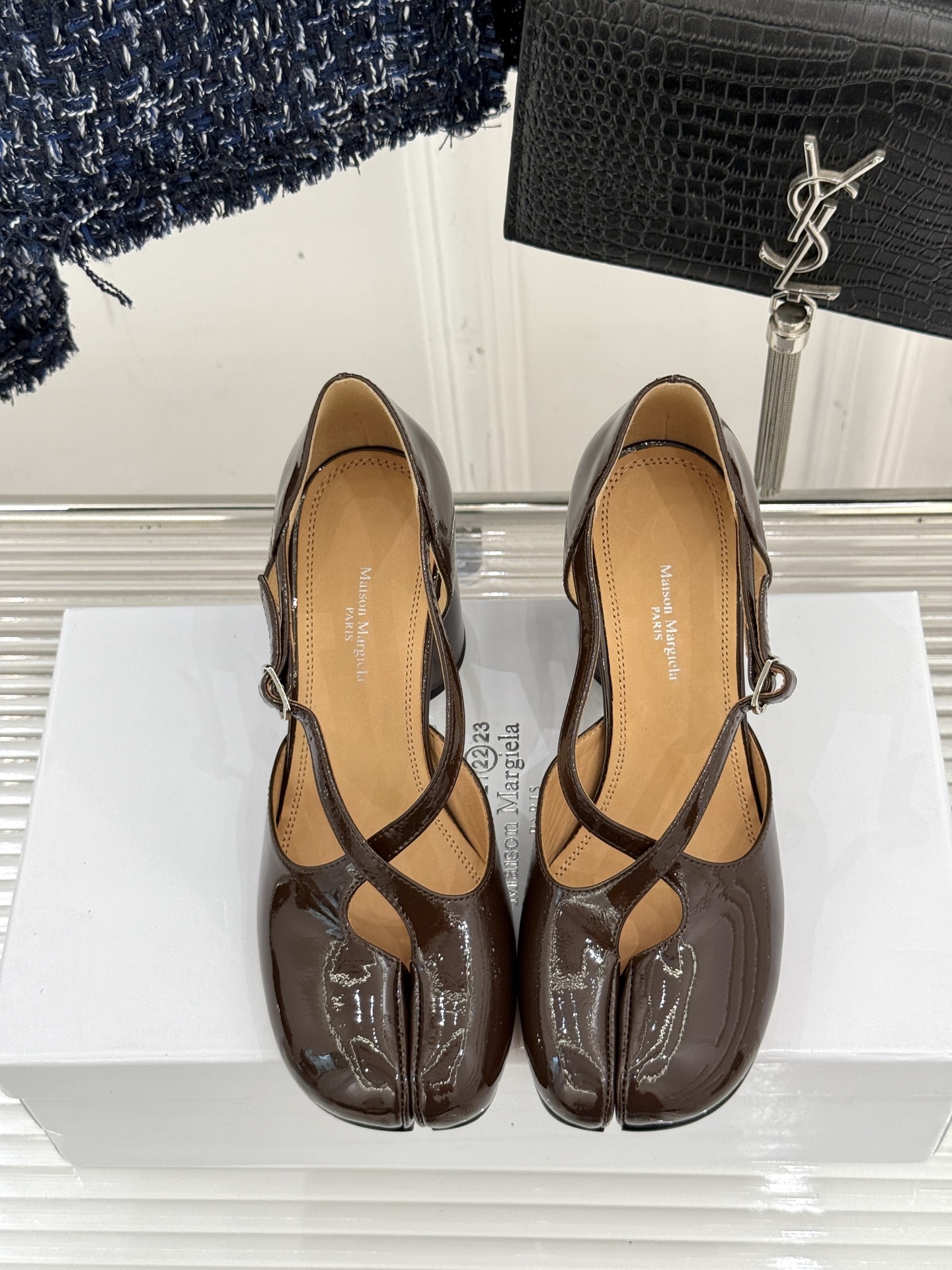 
MaisonMargiela｜MM6马吉拉
复古粗跟分趾凉鞋～
刻着“时髦”两字的猪蹄分趾鞋
这次在原