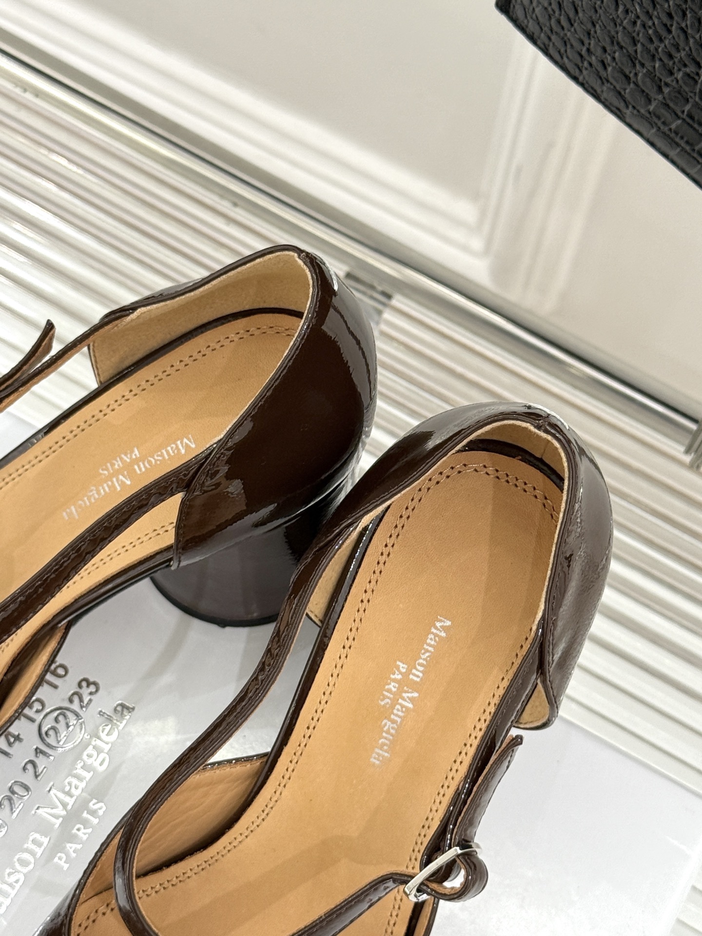 
MaisonMargiela｜MM6马吉拉
复古粗跟分趾凉鞋～
刻着“时髦”两字的猪蹄分趾鞋
这次在原