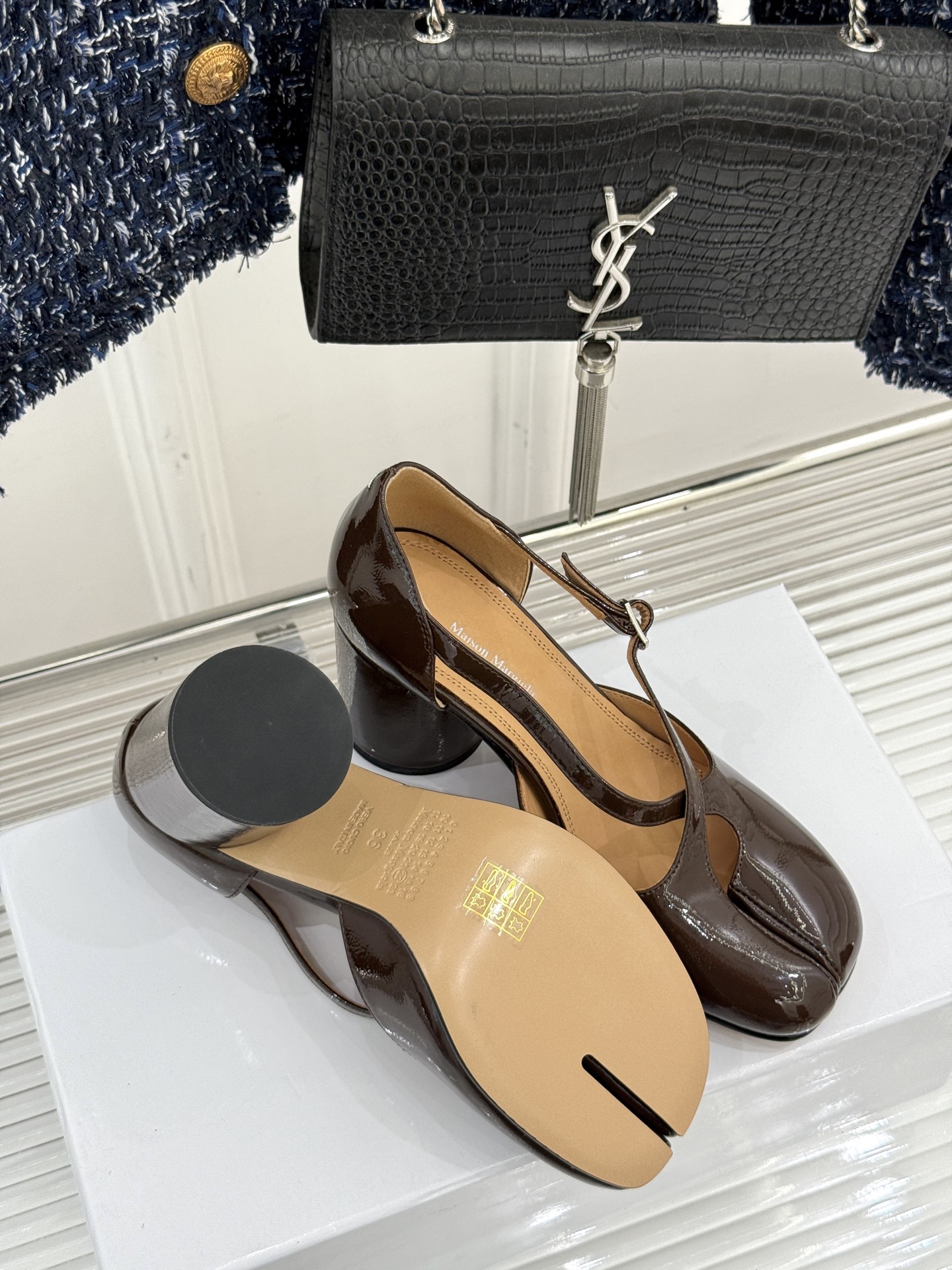 
MaisonMargiela｜MM6马吉拉
复古粗跟分趾凉鞋～
刻着“时髦”两字的猪蹄分趾鞋
这次在原