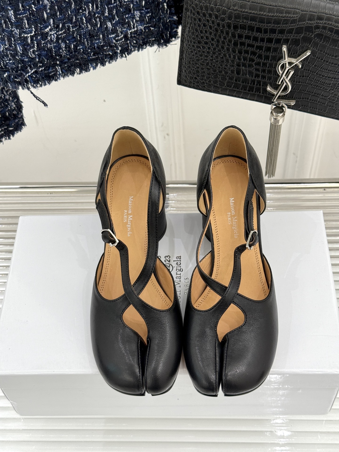 
MaisonMargiela｜MM6马吉拉
复古粗跟分趾凉鞋～
刻着“时髦”两字的猪蹄分趾鞋
这次在原