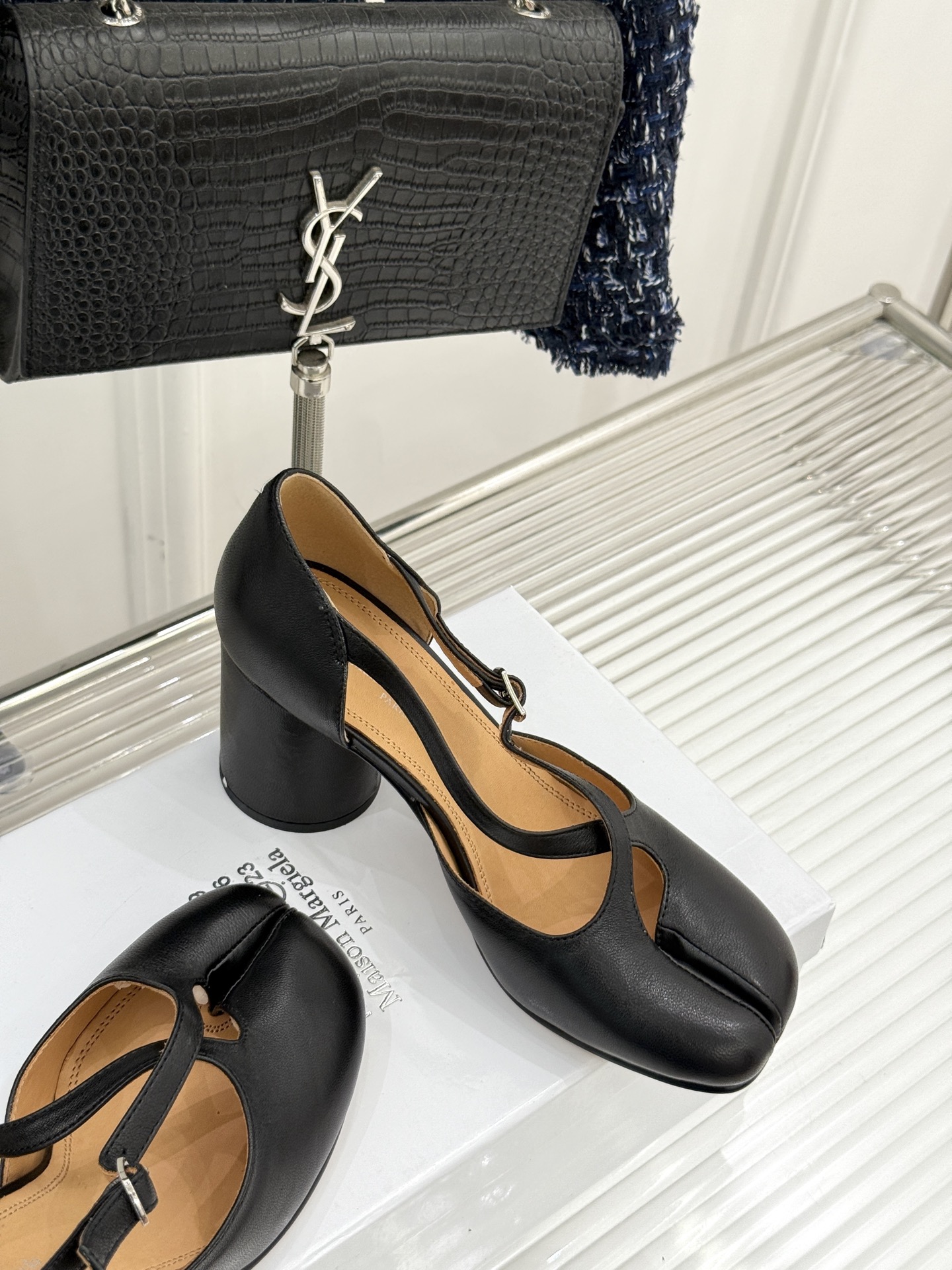 
MaisonMargiela｜MM6马吉拉
复古粗跟分趾凉鞋～
刻着“时髦”两字的猪蹄分趾鞋
这次在原