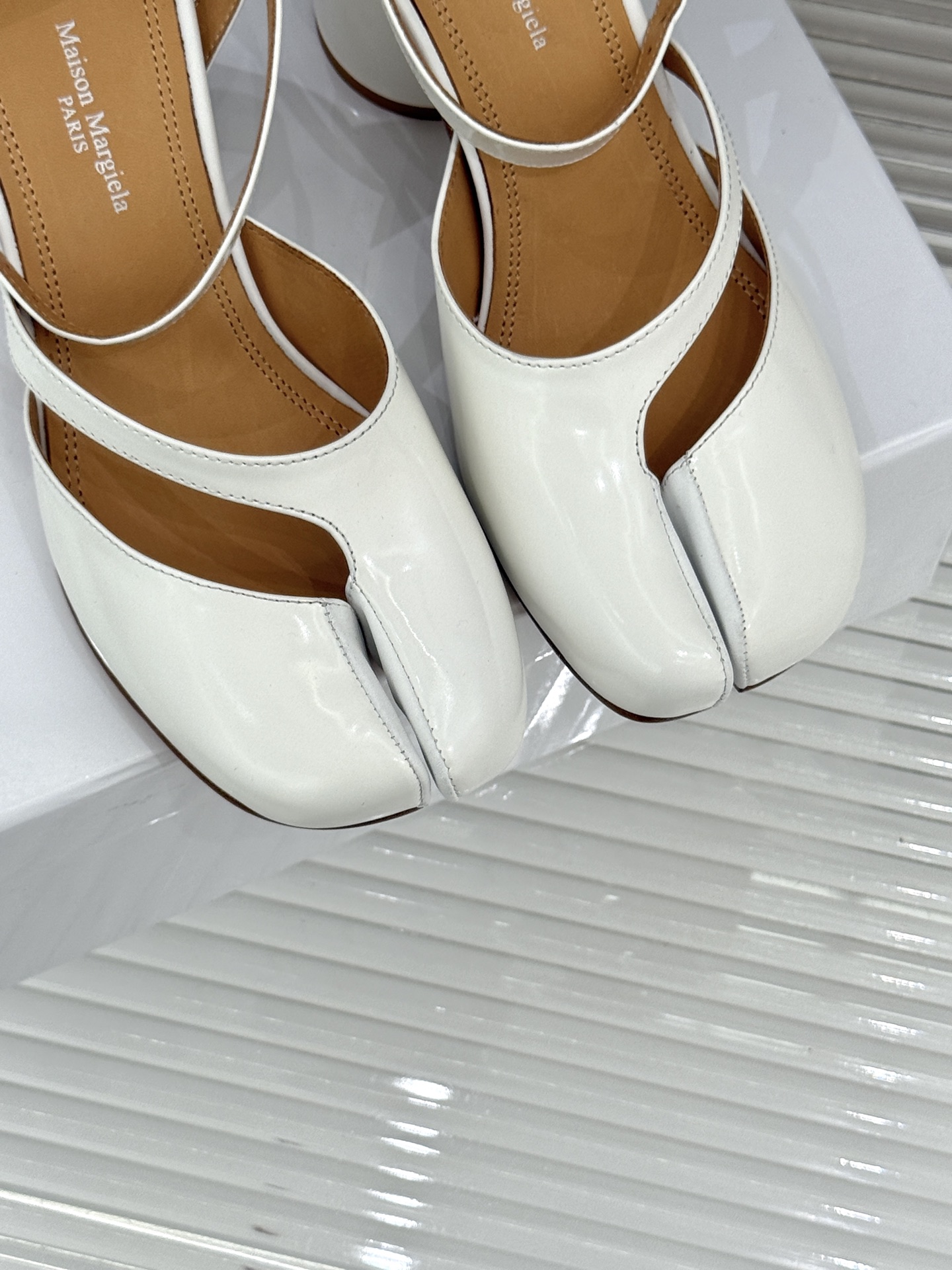 
MaisonMargiela｜MM6马吉拉
复古粗跟分趾凉鞋～
刻着“时髦”两字的猪蹄分趾鞋
这次在原