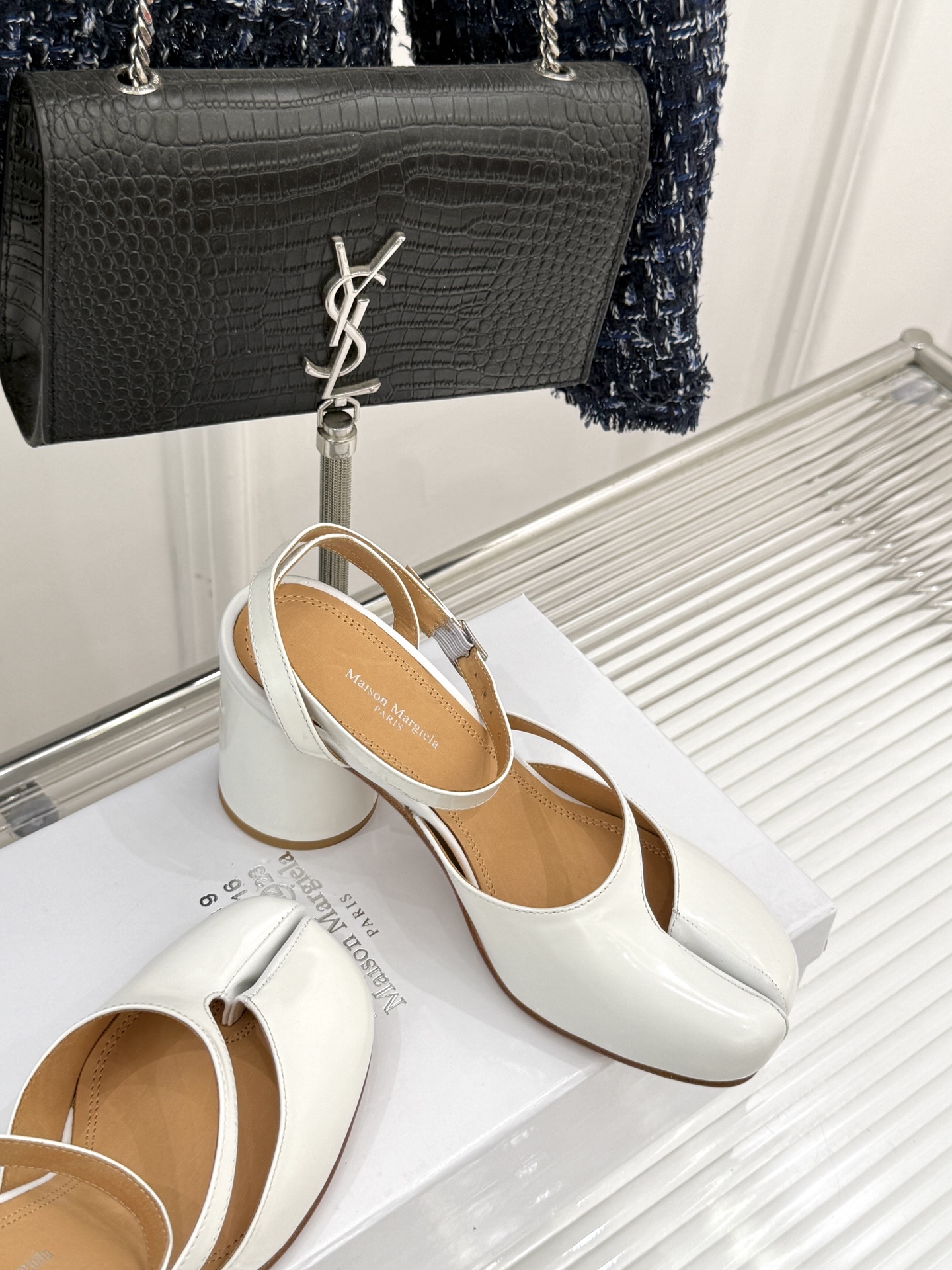 
MaisonMargiela｜MM6马吉拉
复古粗跟分趾凉鞋～
刻着“时髦”两字的猪蹄分趾鞋
这次在原