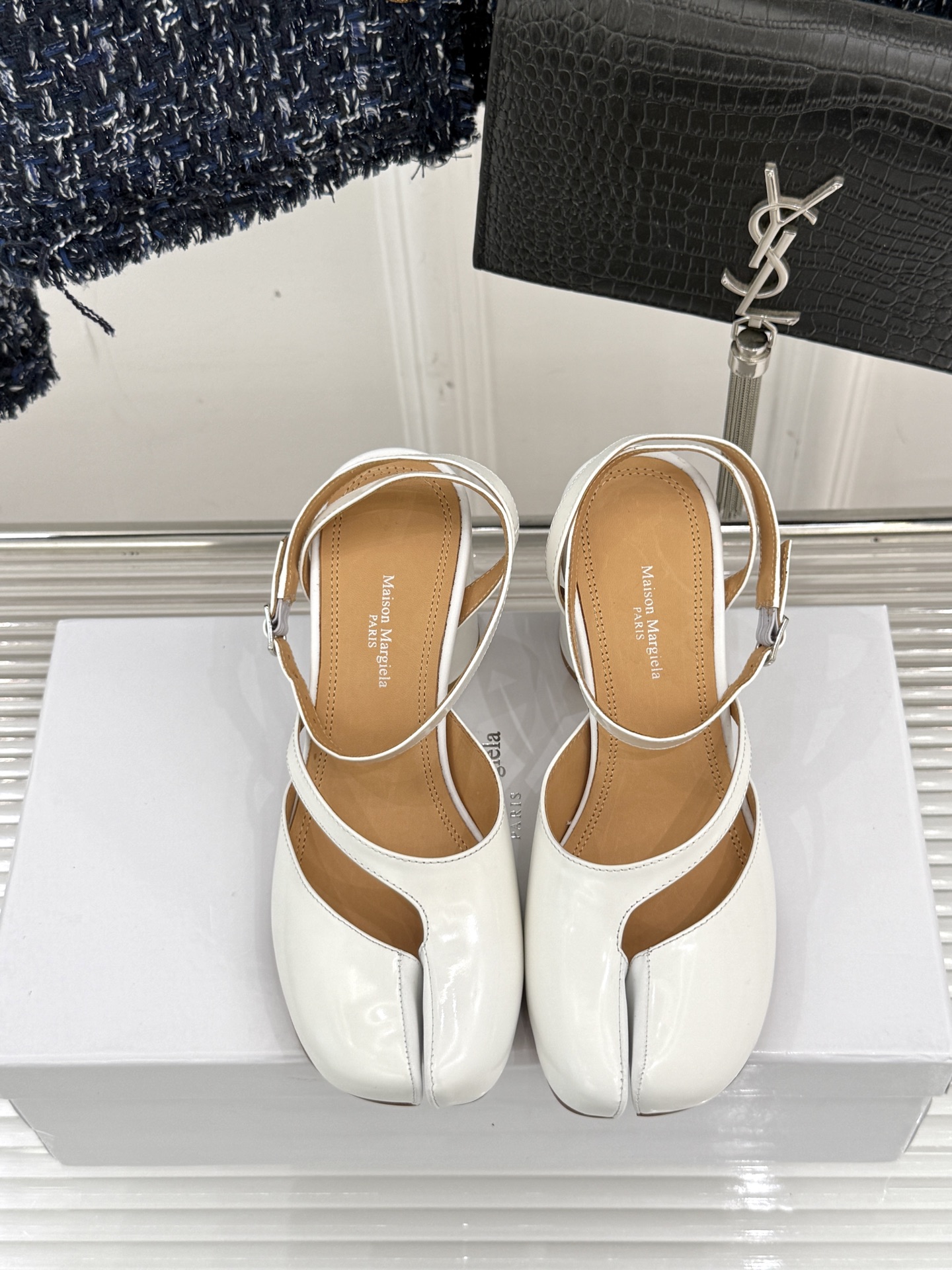 
MaisonMargiela｜MM6马吉拉
复古粗跟分趾凉鞋～
刻着“时髦”两字的猪蹄分趾鞋
这次在原