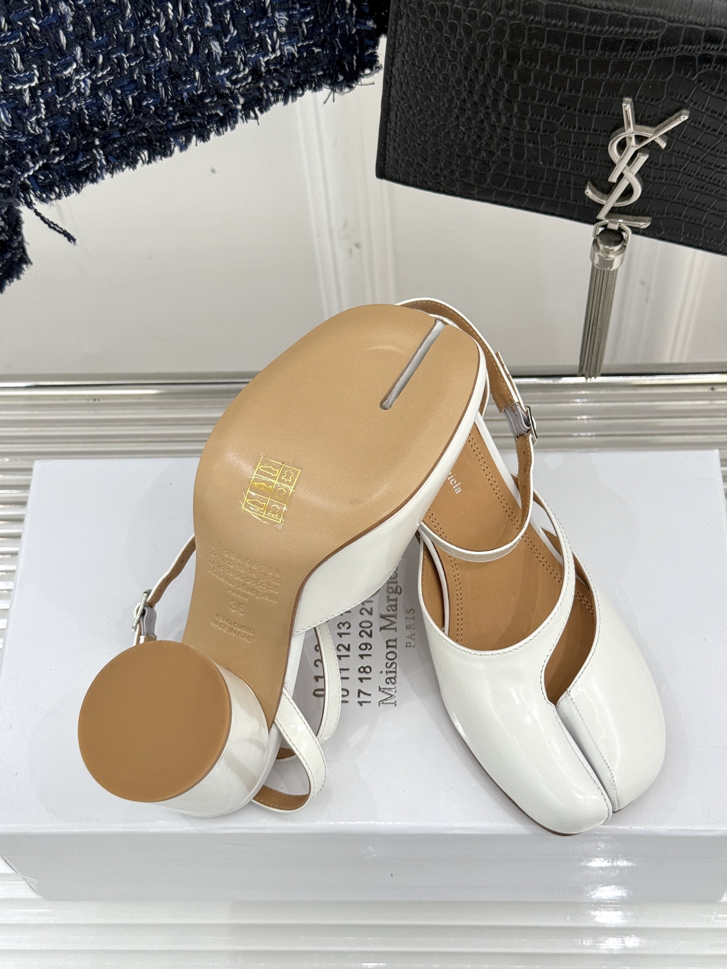 
MaisonMargiela｜MM6马吉拉
复古粗跟分趾凉鞋～
刻着“时髦”两字的猪蹄分趾鞋
这次在原