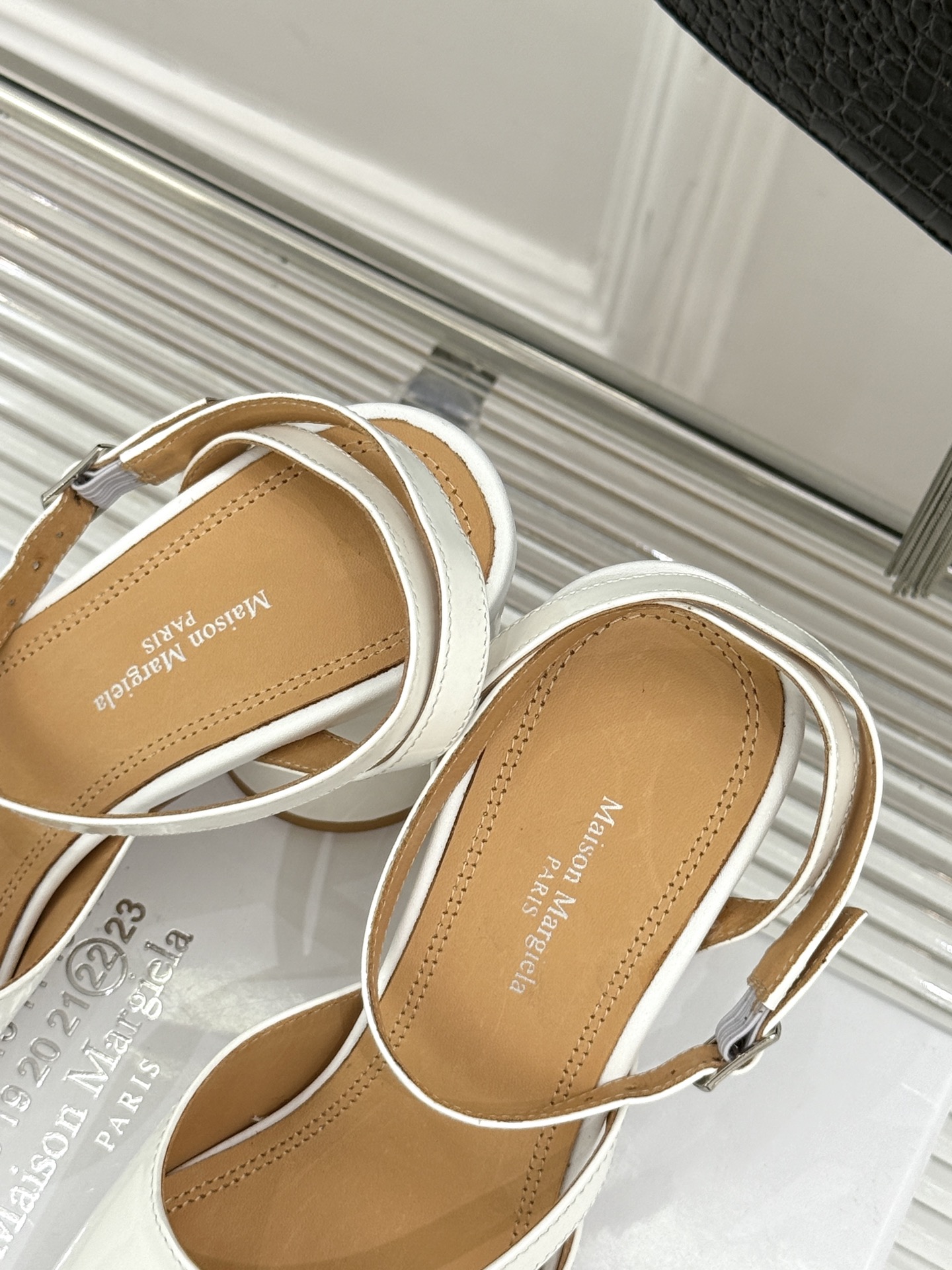 
MaisonMargiela｜MM6马吉拉
复古粗跟分趾凉鞋～
刻着“时髦”两字的猪蹄分趾鞋
这次在原