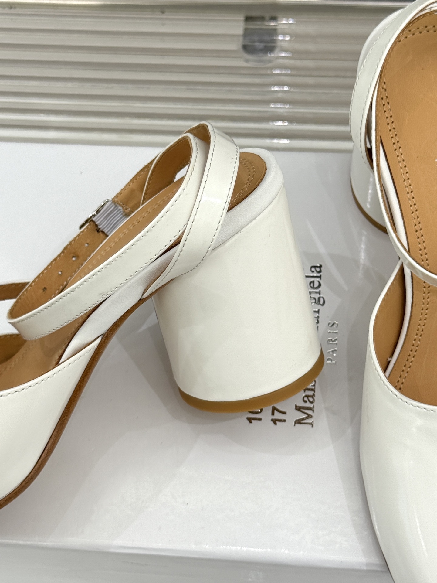 
MaisonMargiela｜MM6马吉拉
复古粗跟分趾凉鞋～
刻着“时髦”两字的猪蹄分趾鞋
这次在原