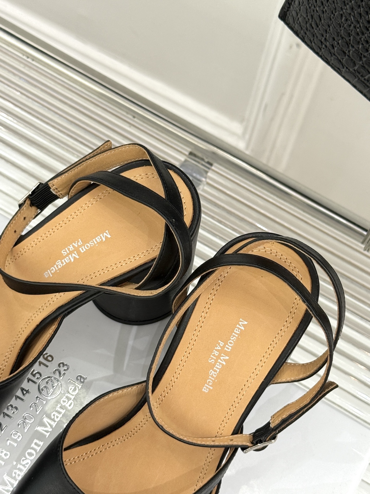 
MaisonMargiela｜MM6马吉拉
复古粗跟分趾凉鞋～
刻着“时髦”两字的猪蹄分趾鞋
这次在原