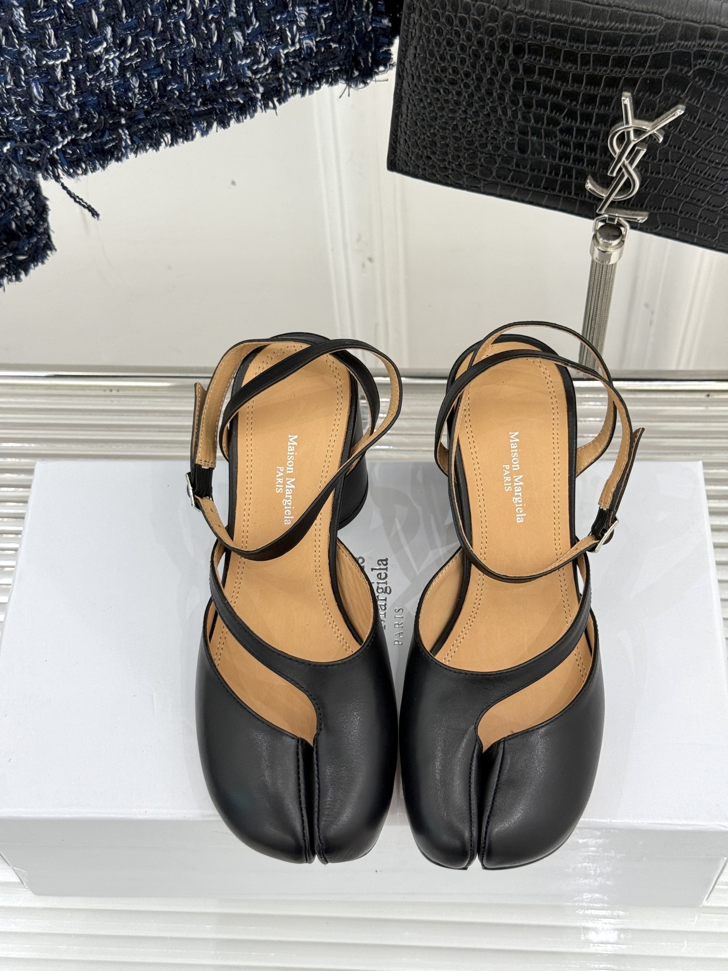 
MaisonMargiela｜MM6马吉拉
复古粗跟分趾凉鞋～
刻着“时髦”两字的猪蹄分趾鞋
这次在原