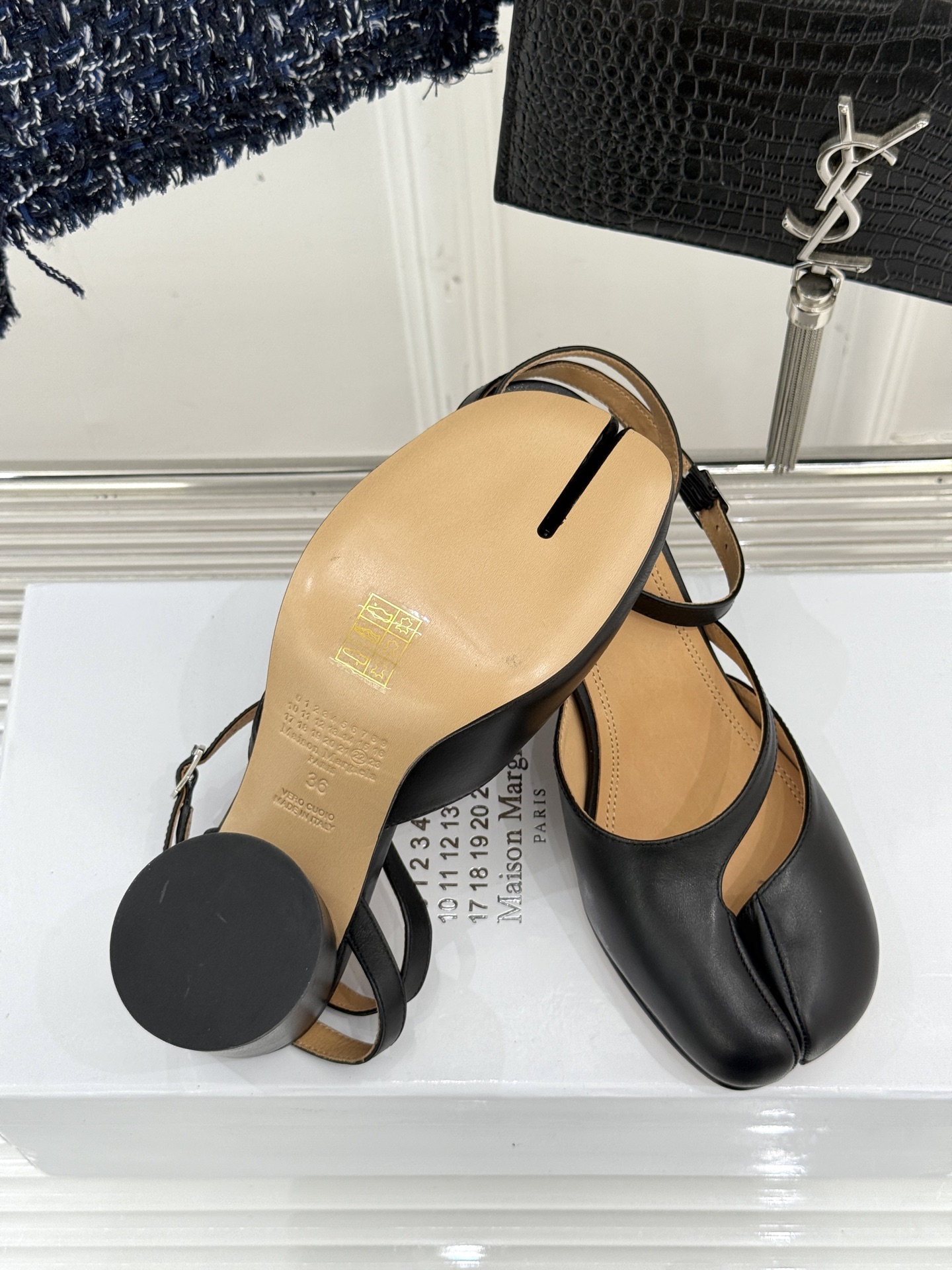 
MaisonMargiela｜MM6马吉拉
复古粗跟分趾凉鞋～
刻着“时髦”两字的猪蹄分趾鞋
这次在原