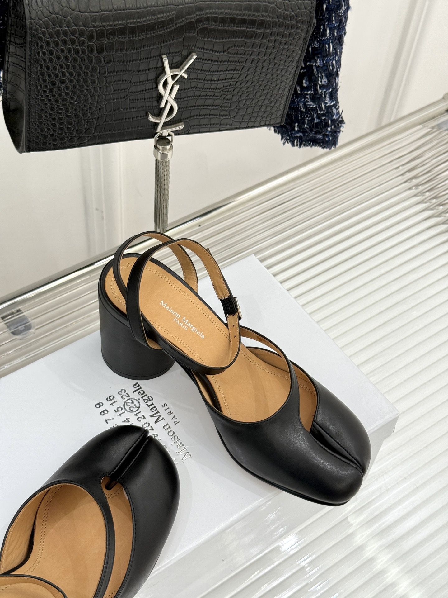 
MaisonMargiela｜MM6马吉拉
复古粗跟分趾凉鞋～
刻着“时髦”两字的猪蹄分趾鞋
这次在原